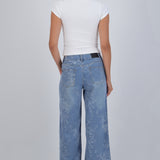 Jeans wide leg detalle flores bordadas