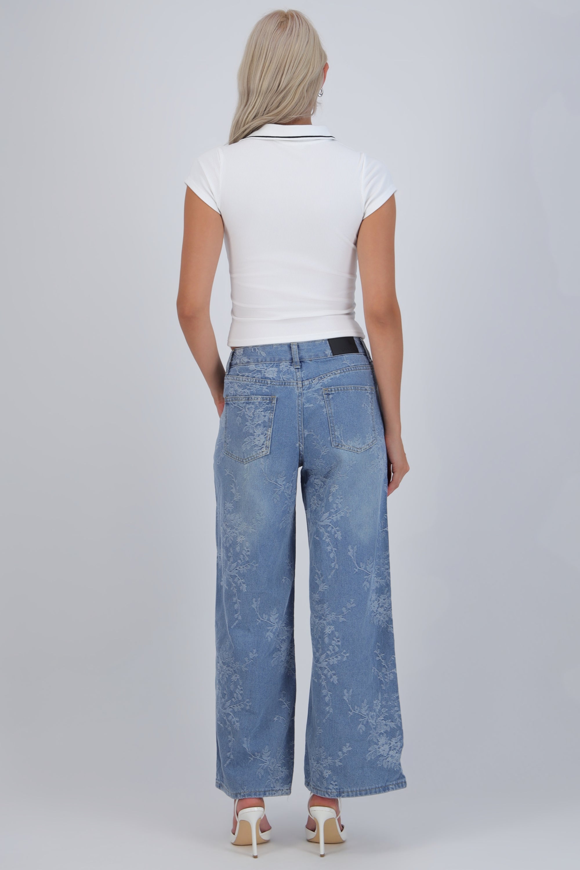 Jeans wide leg detalle flores bordadas