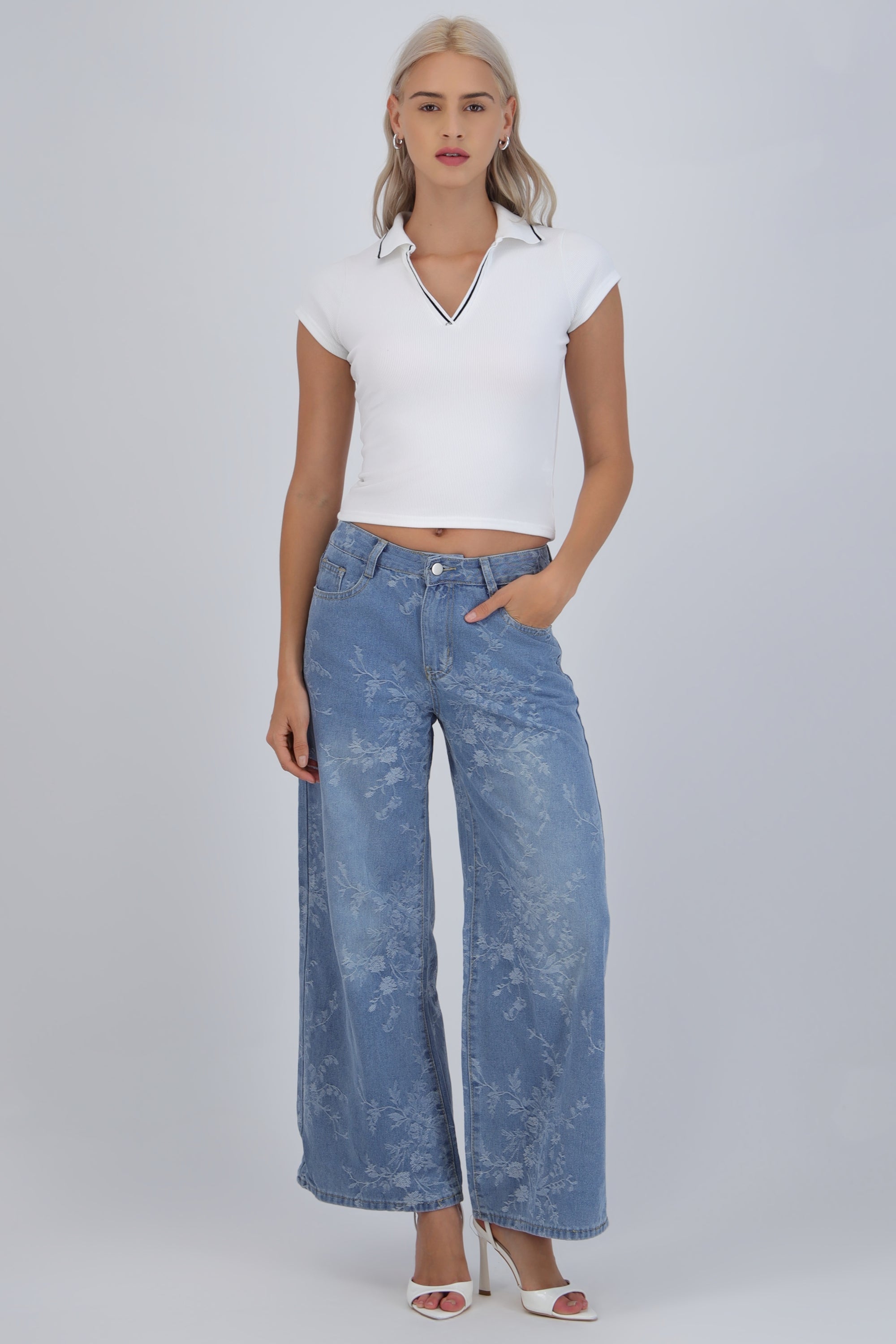 Jeans wide leg detalle flores bordadas