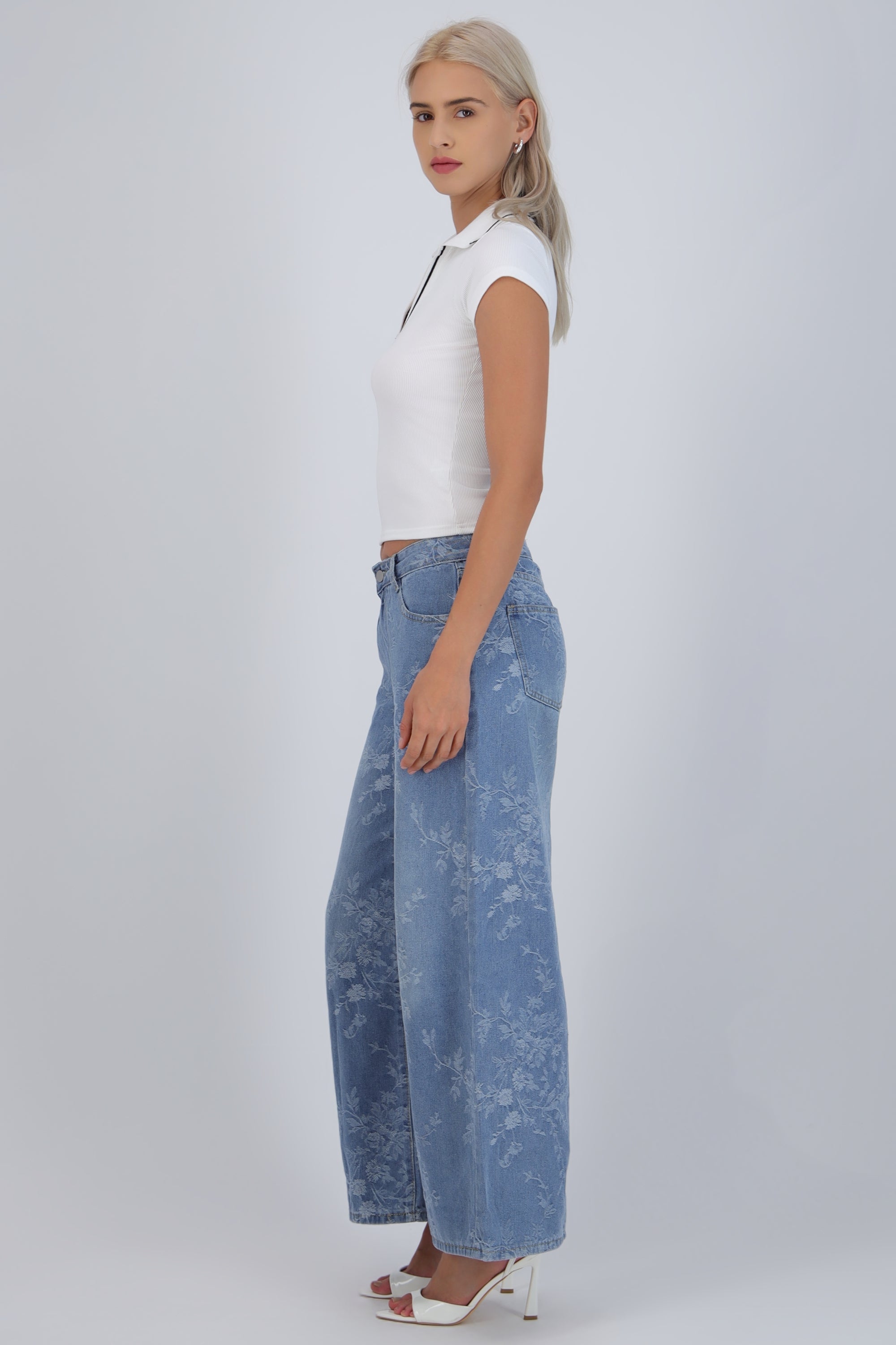 Jeans wide leg detalle flores bordadas