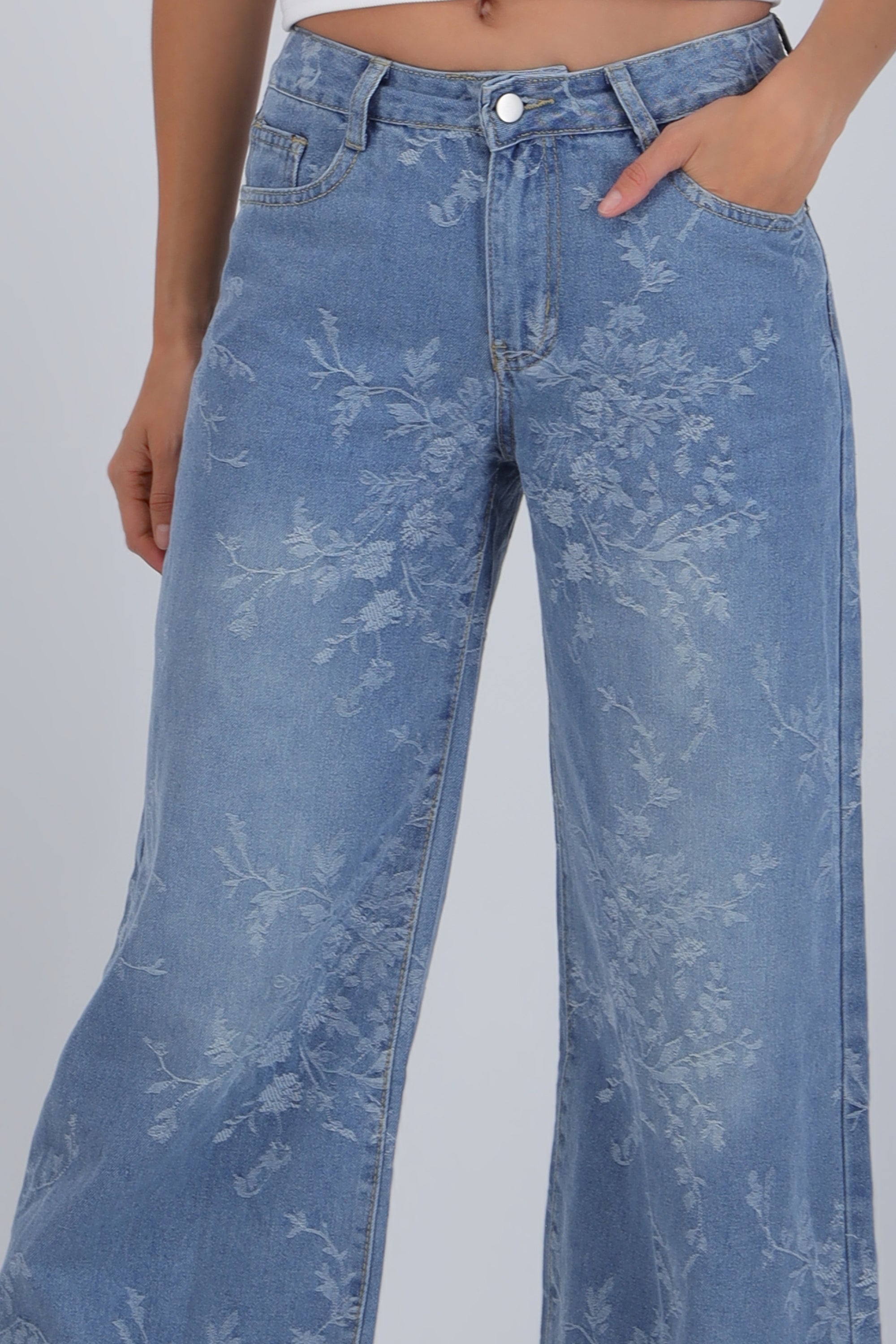 Jeans wide leg detalle flores bordadas