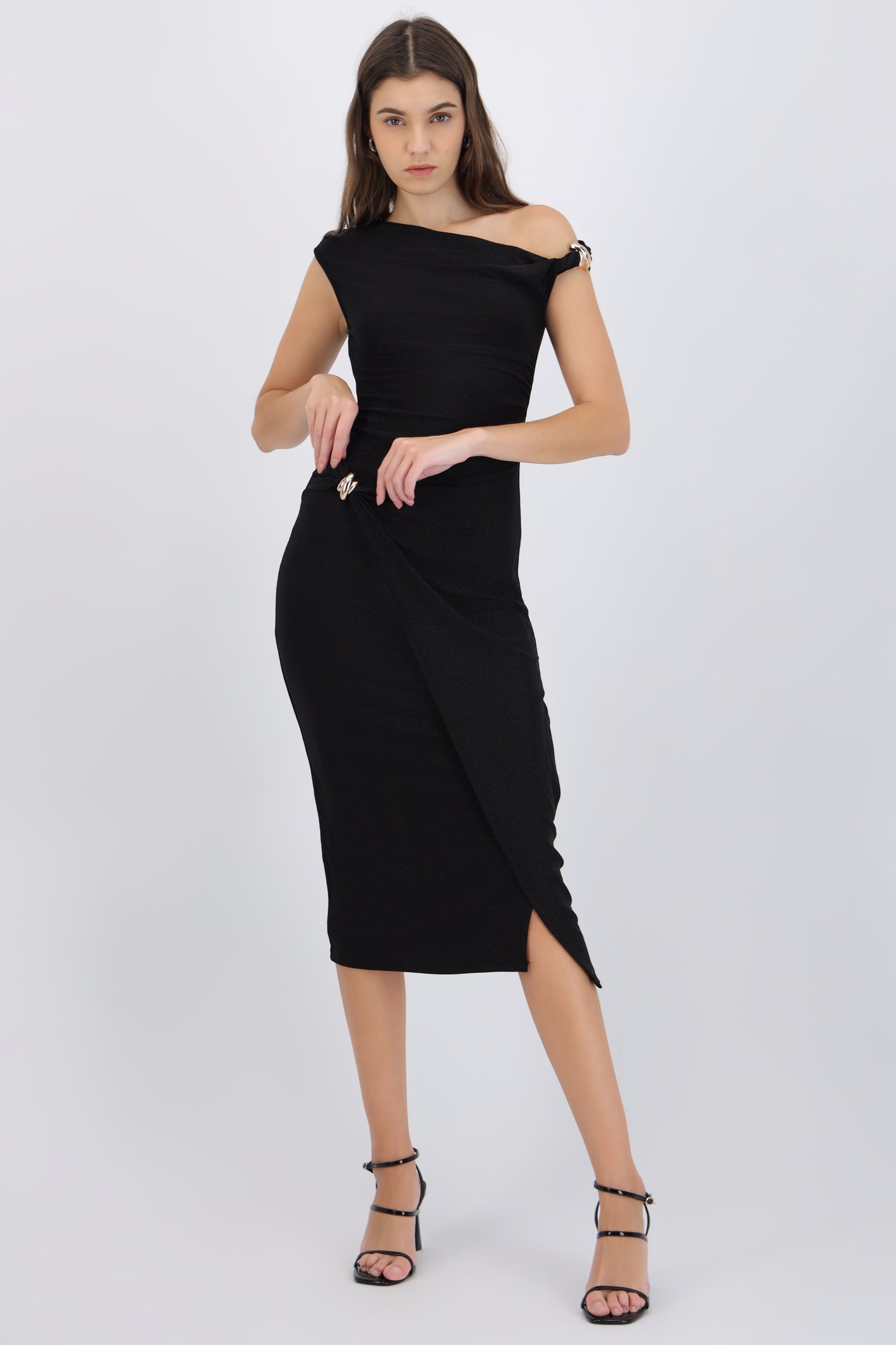 Vestido maxi one shoulder con detalle herraje