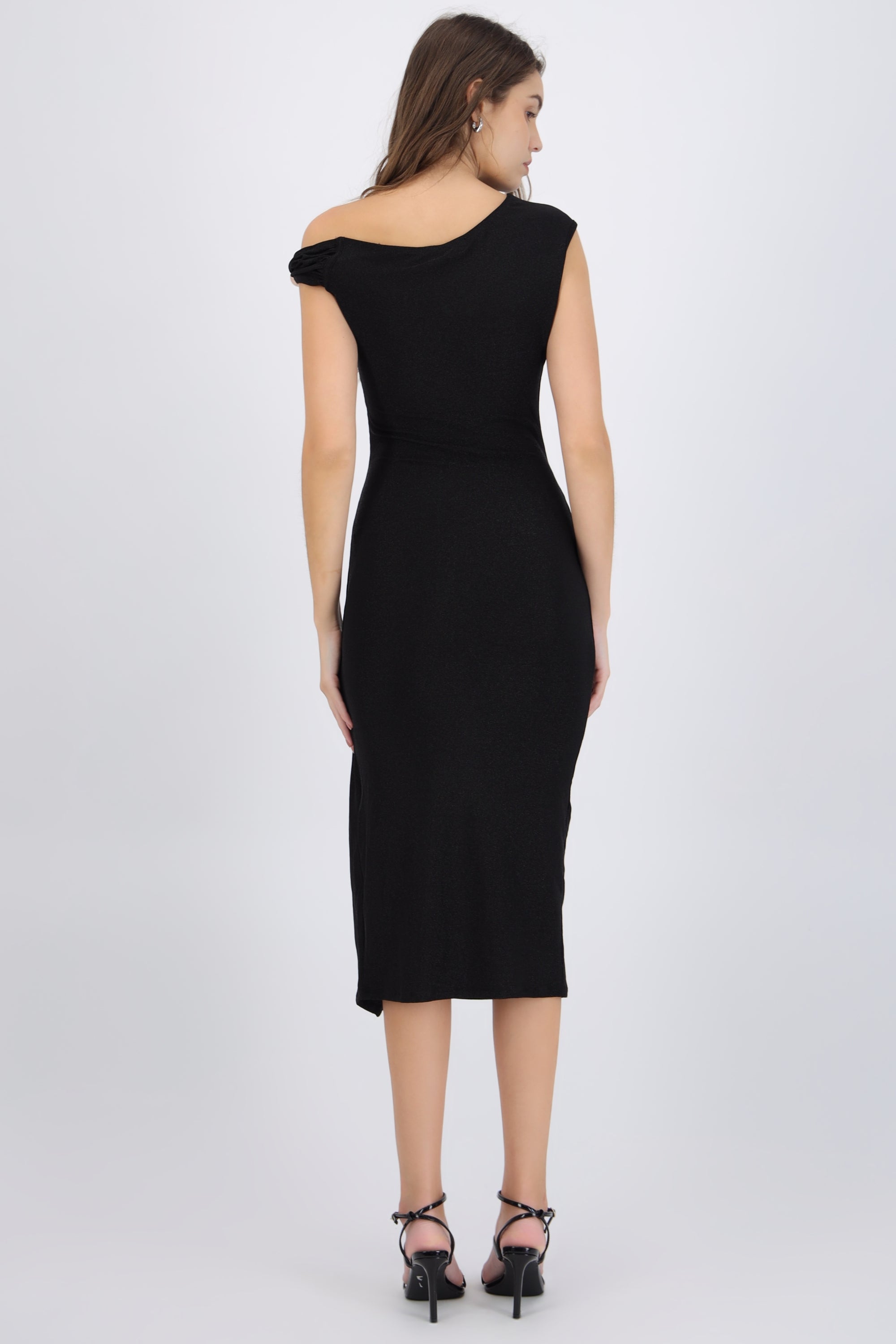 Vestido maxi one shoulder con detalle herraje