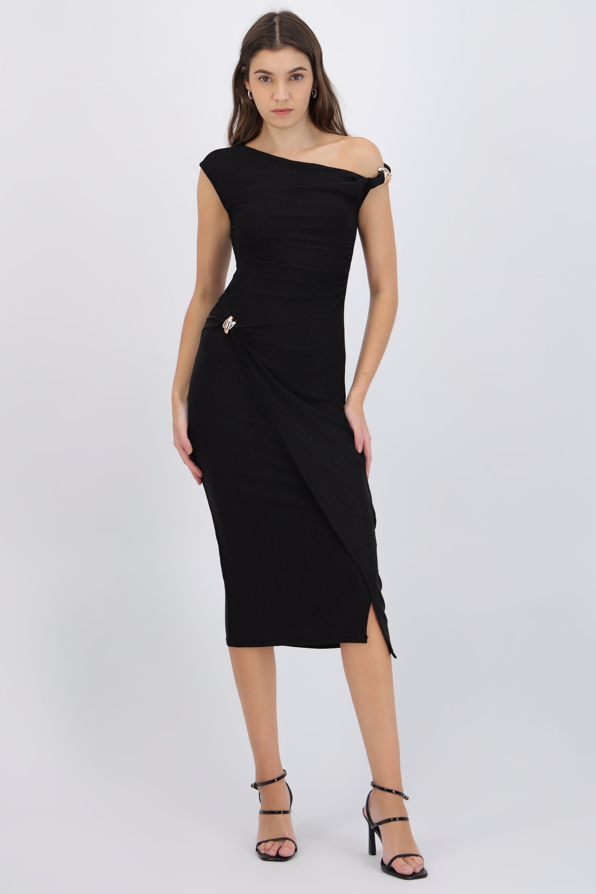 Vestido maxi one shoulder con detalle herraje