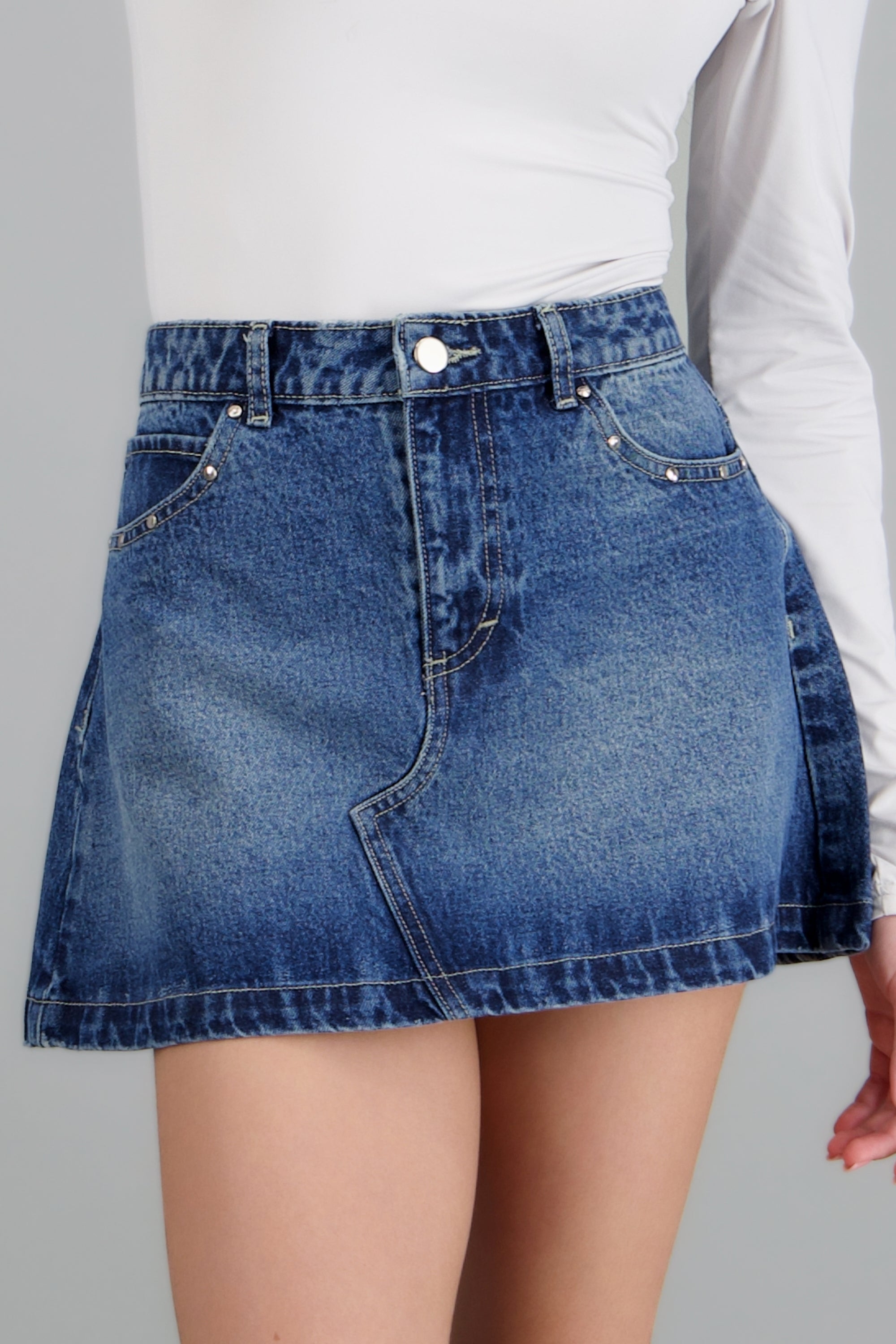 Flada denim corte a remaches MEDIUM WASH