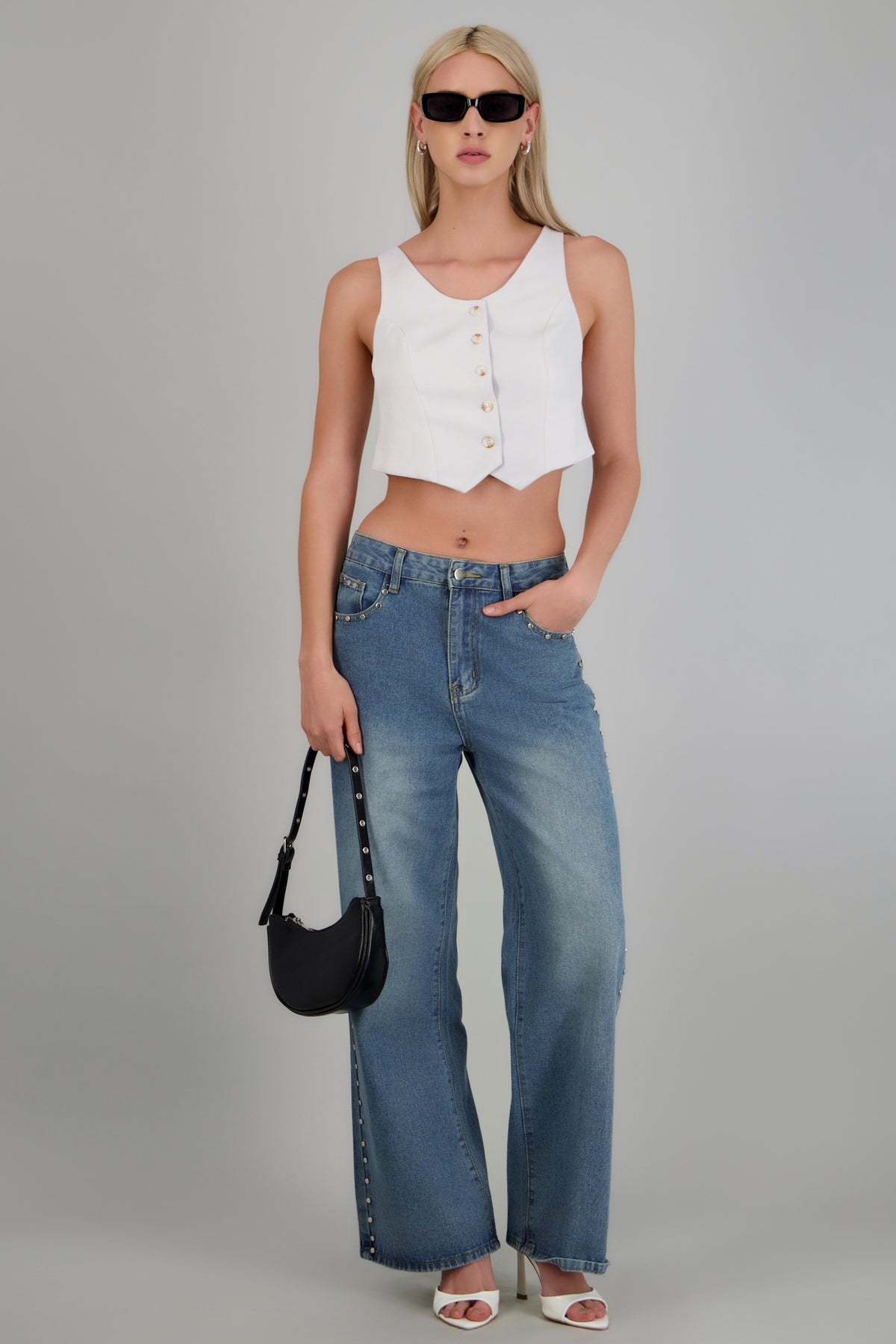 jeans straight con aplicación studs MEDIUM WASH
