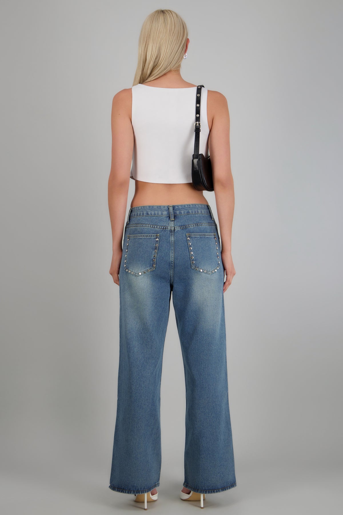 jeans straight con aplicación studs MEDIUM WASH