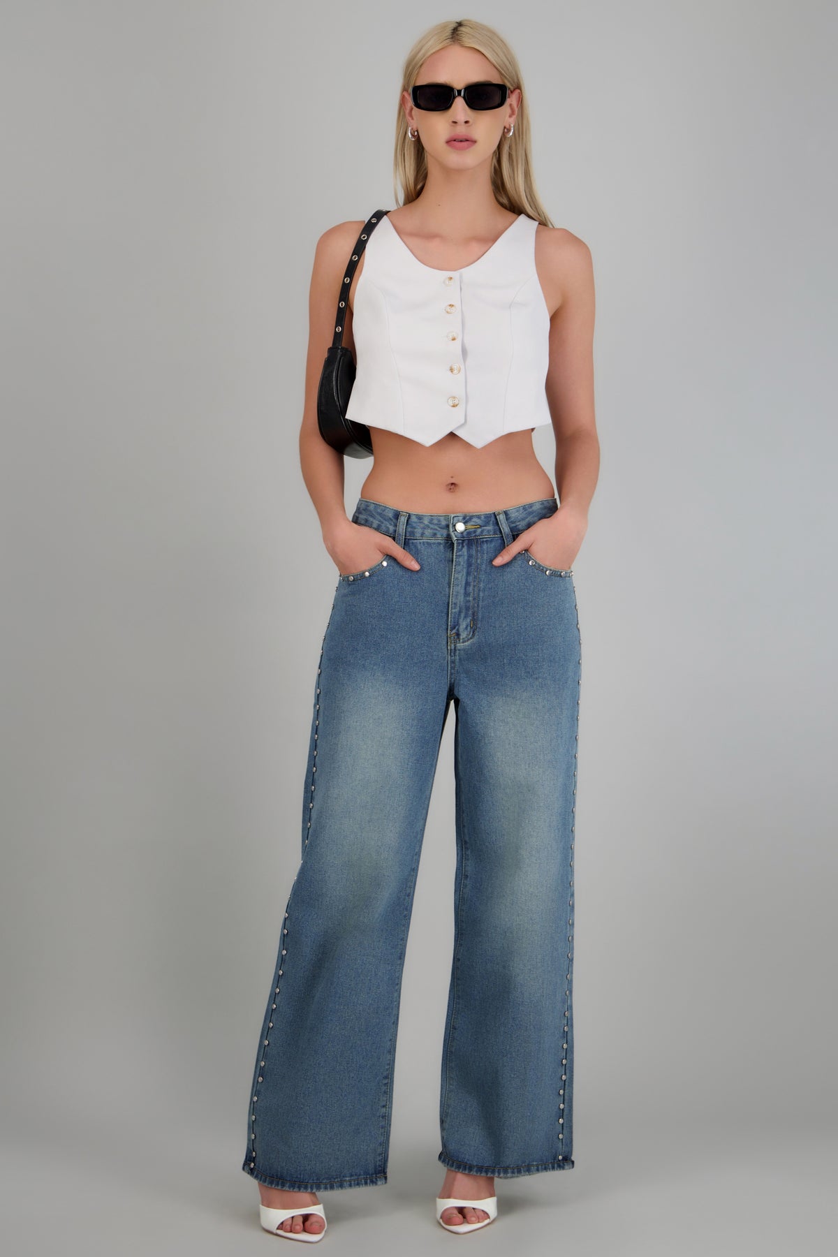 jeans straight con aplicación studs MEDIUM WASH