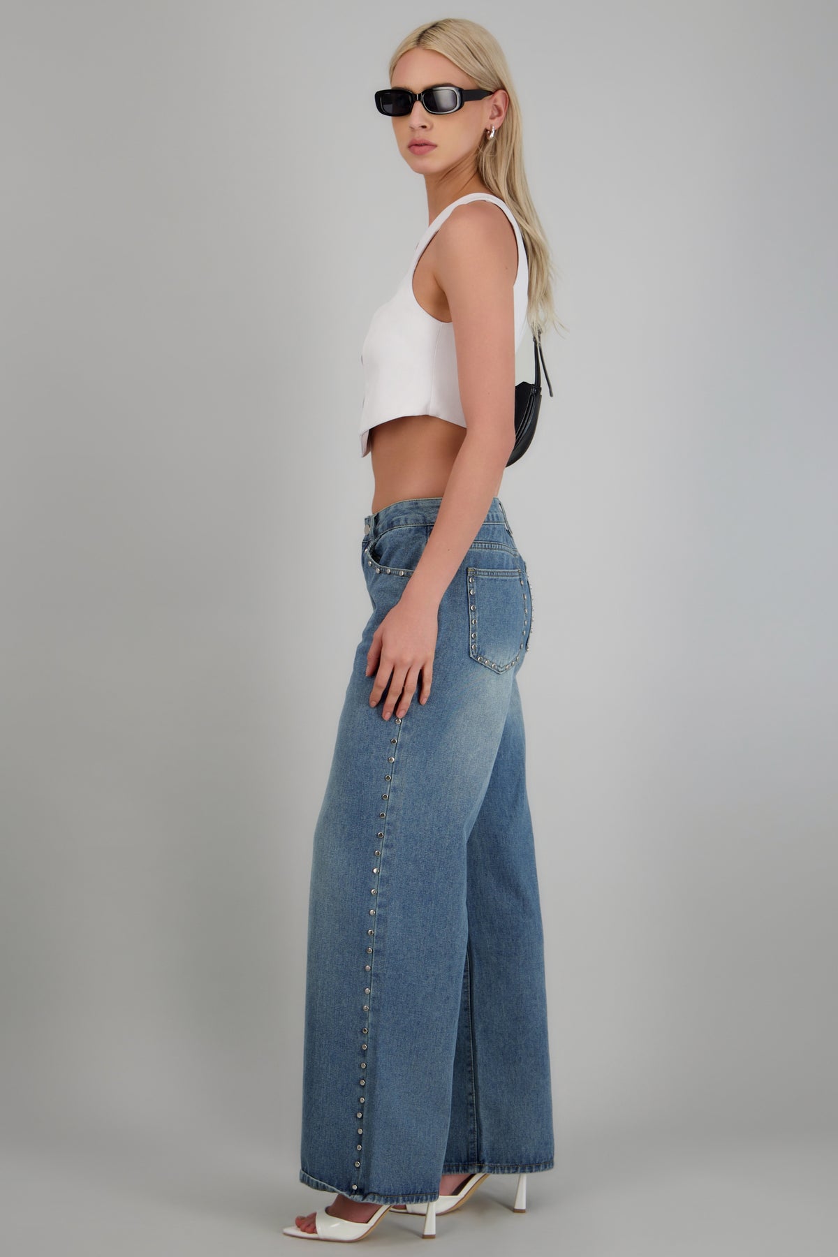 jeans straight con aplicación studs MEDIUM WASH
