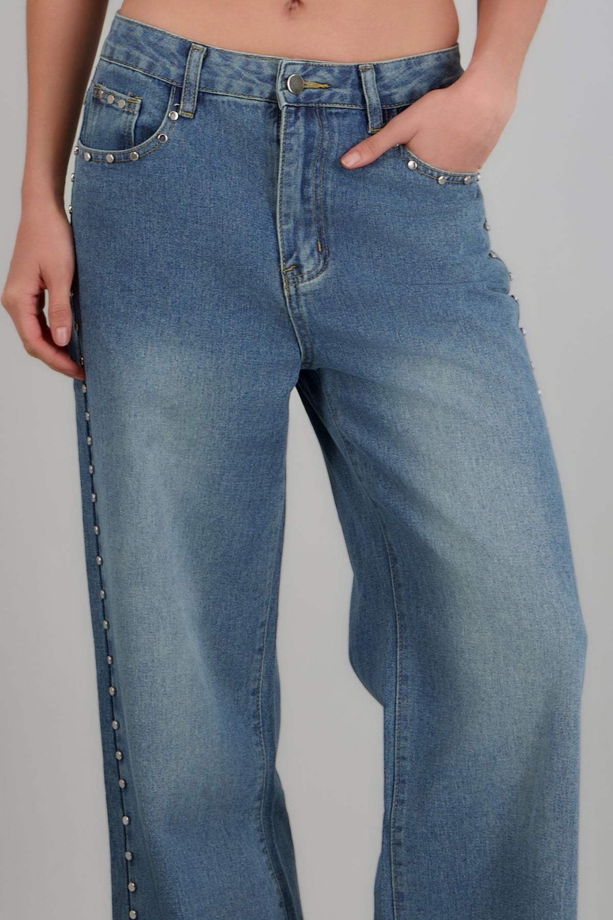 jeans straight con aplicación studs MEDIUM WASH