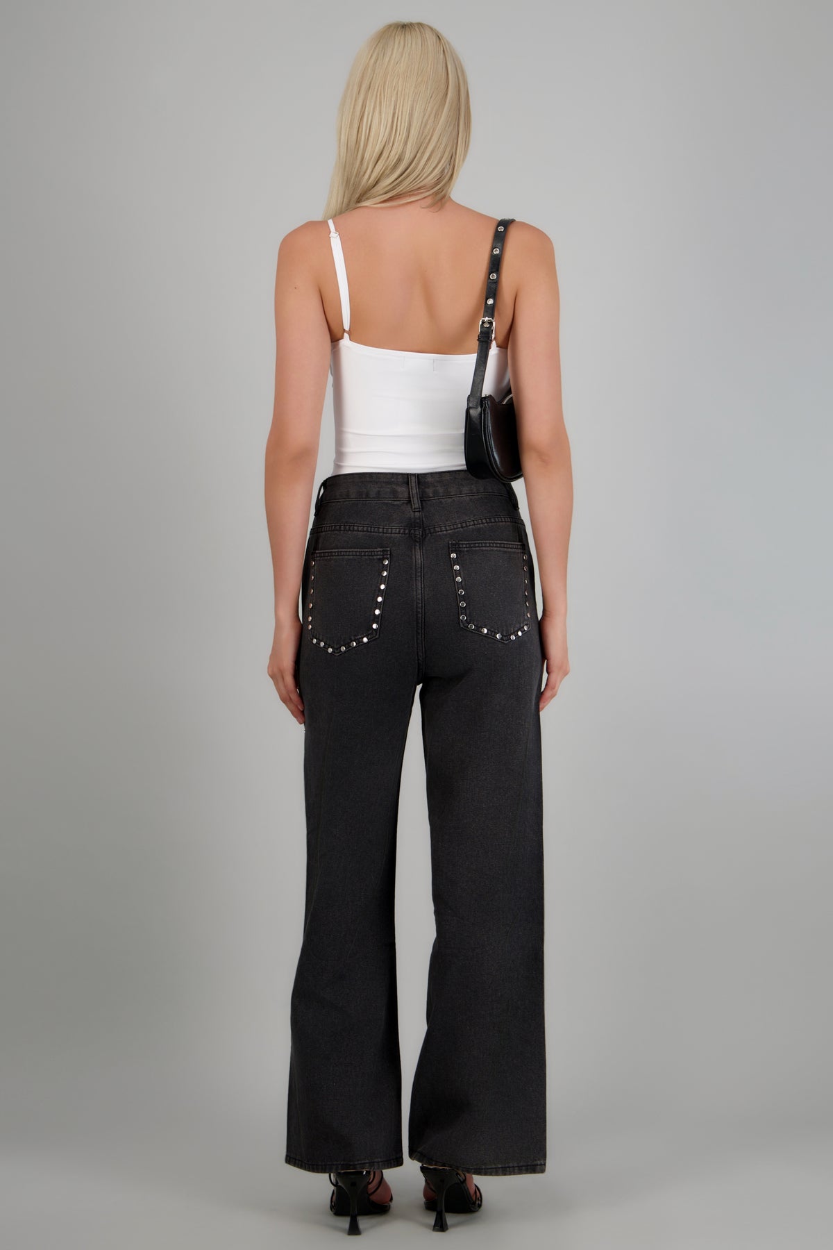 jeans straight con aplicación studs NEGRO