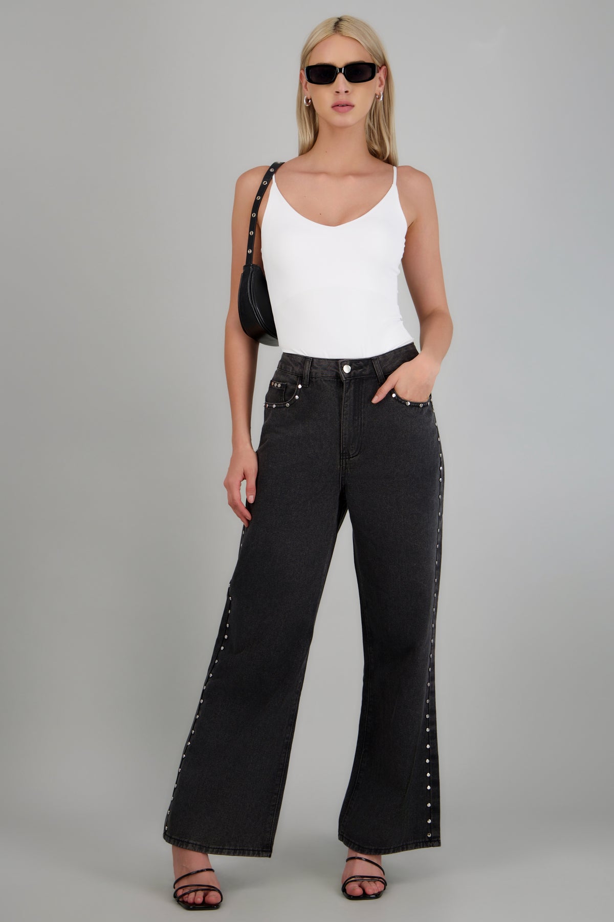 jeans straight con aplicación studs NEGRO