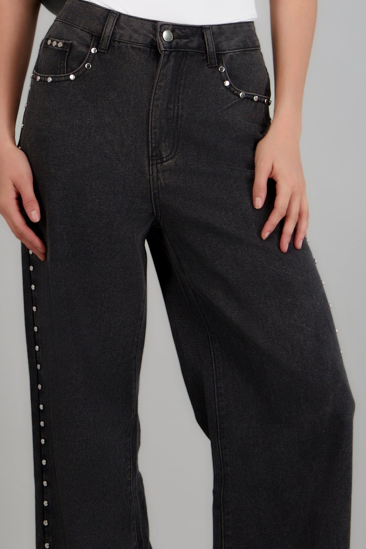jeans straight con aplicación studs NEGRO
