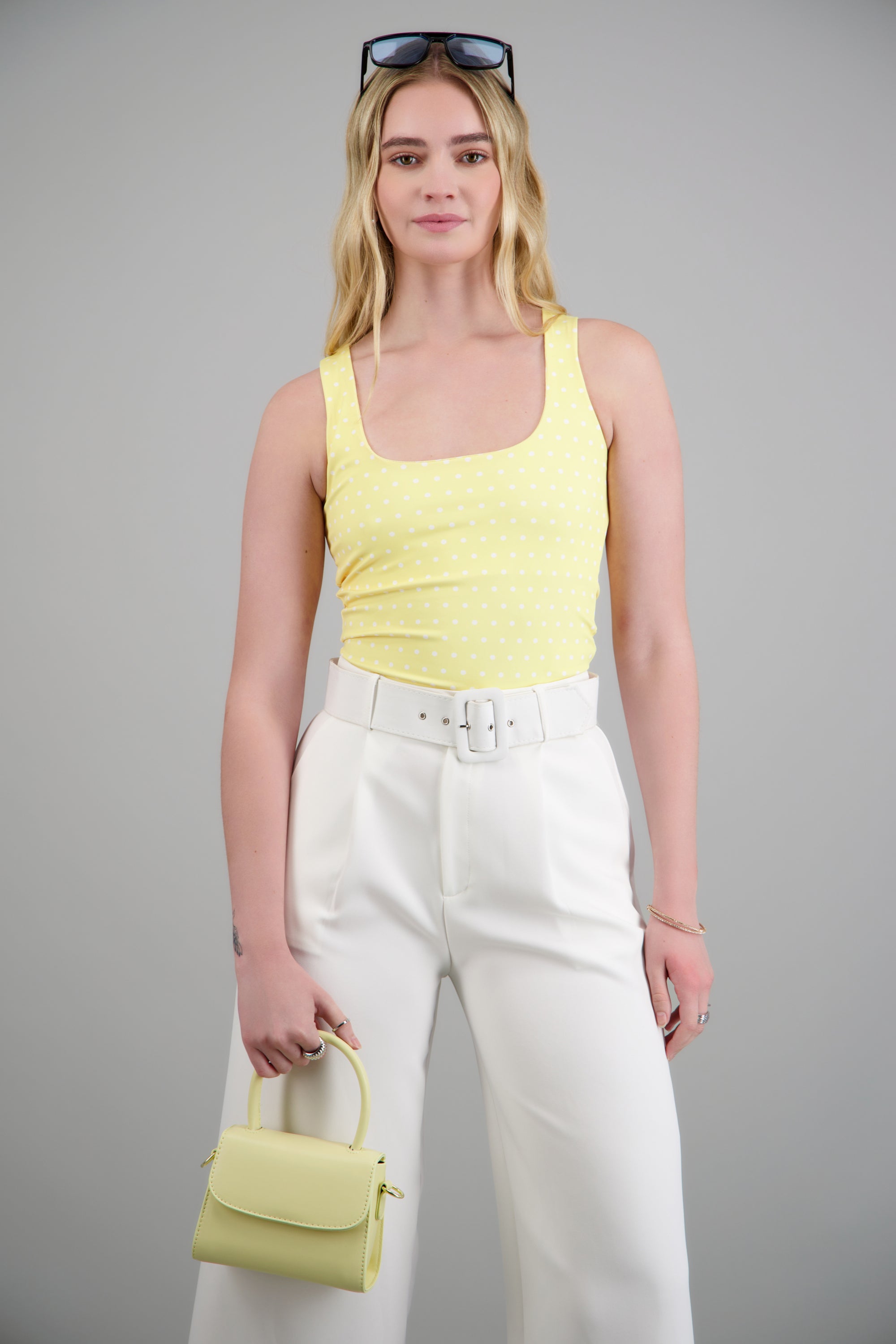 Top sin mangas escote cuadrado polka dots AMARILLO PASTEL
