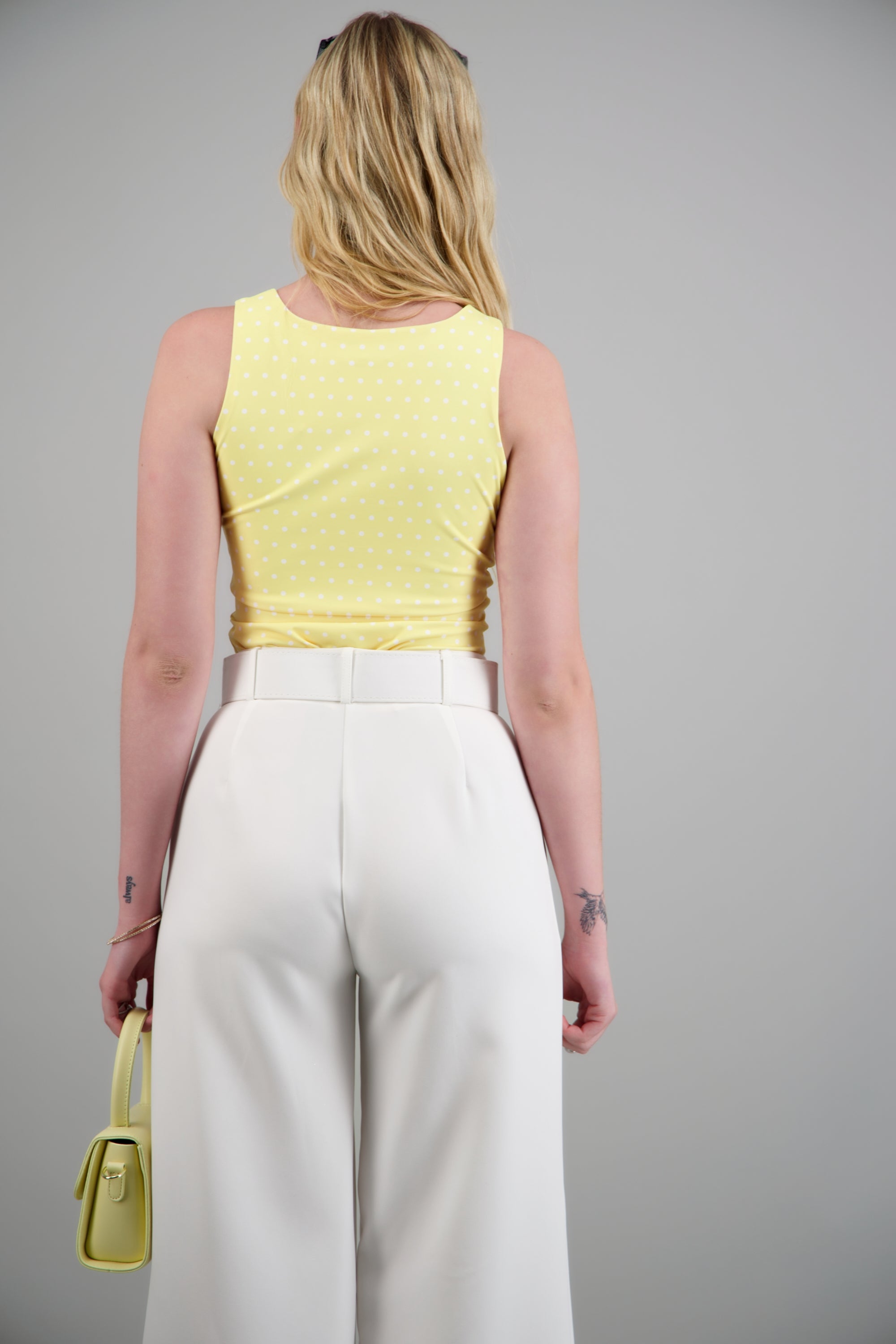Top sin mangas escote cuadrado polka dots AMARILLO PASTEL