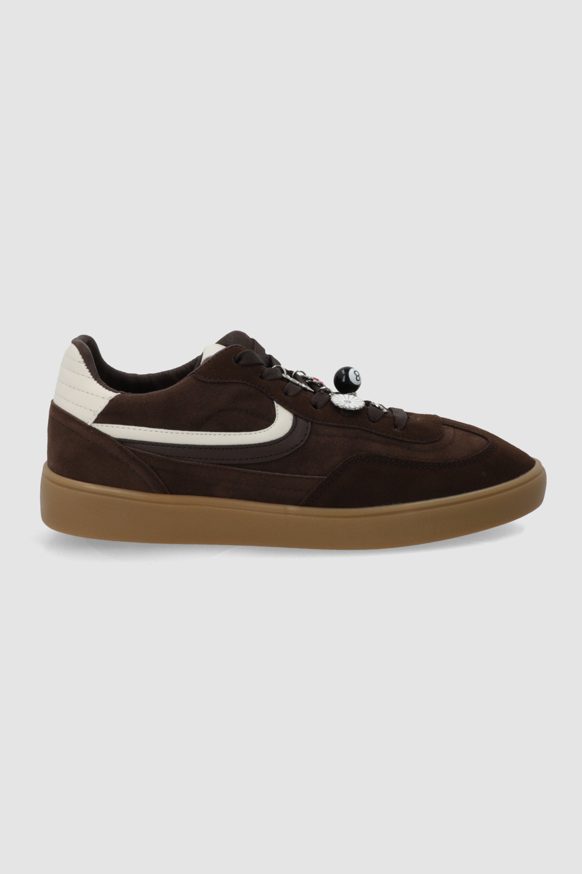 Tenis linea gamucina charms CAFE