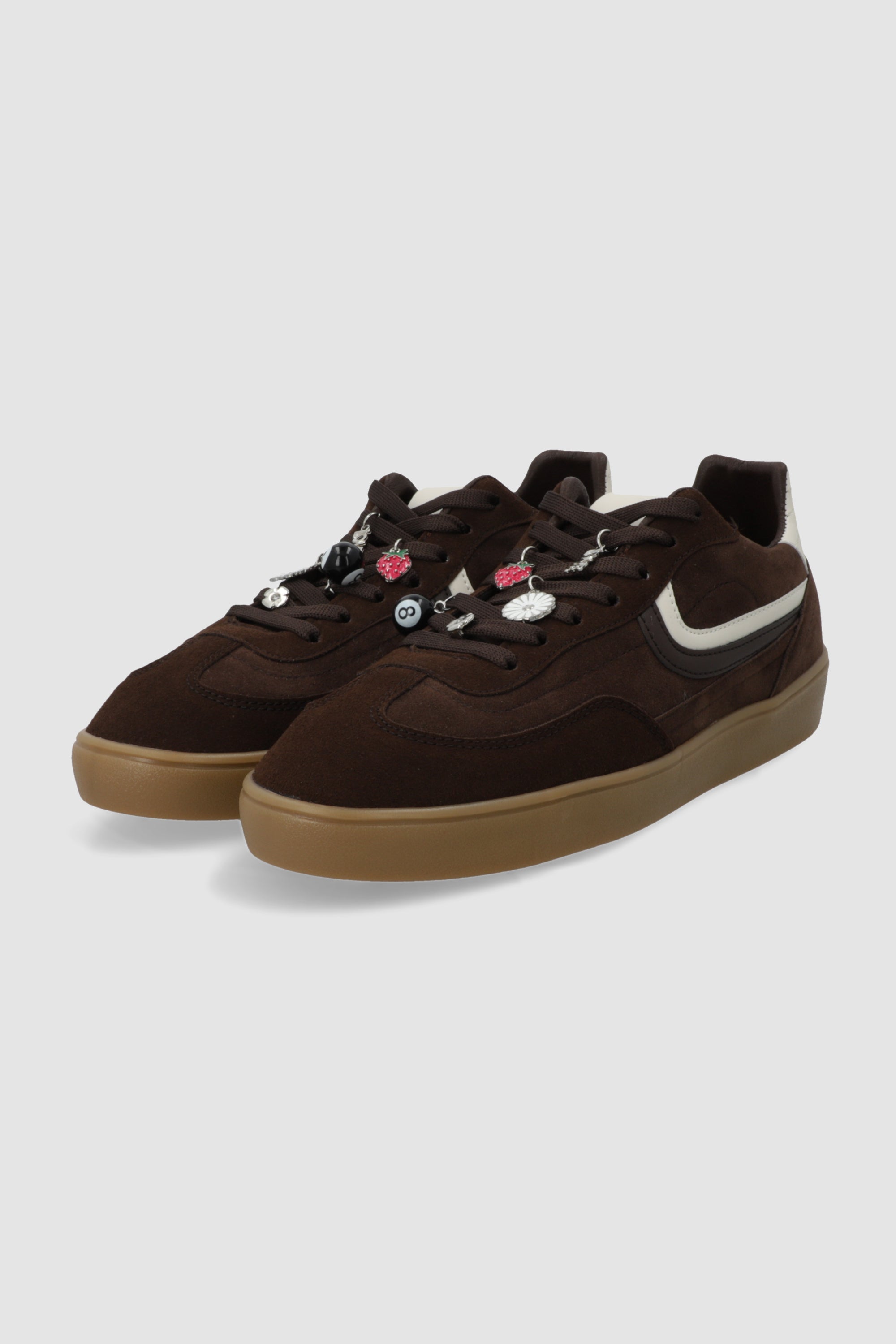 Tenis linea gamucina charms CAFE