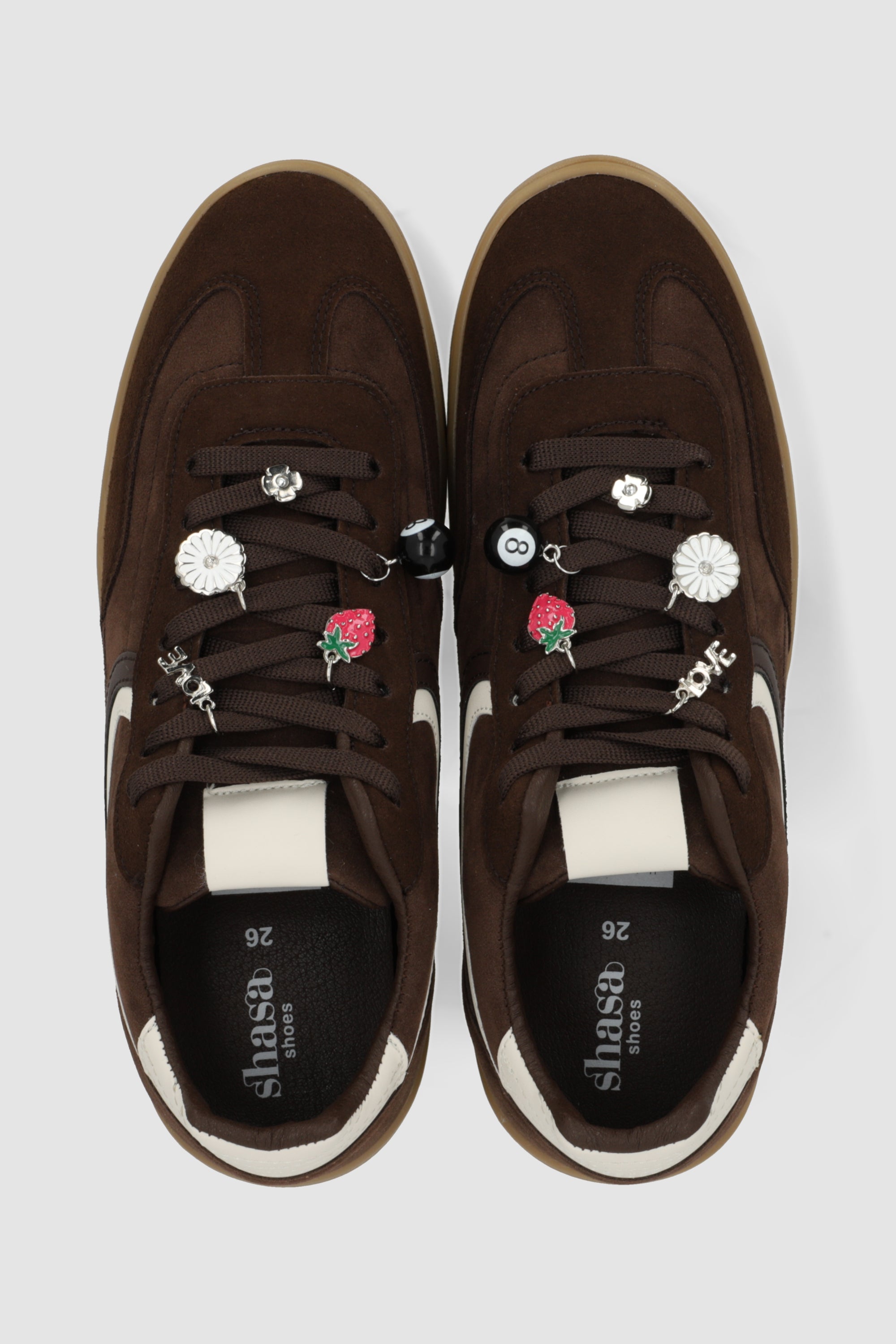 Tenis linea gamucina charms CAFE