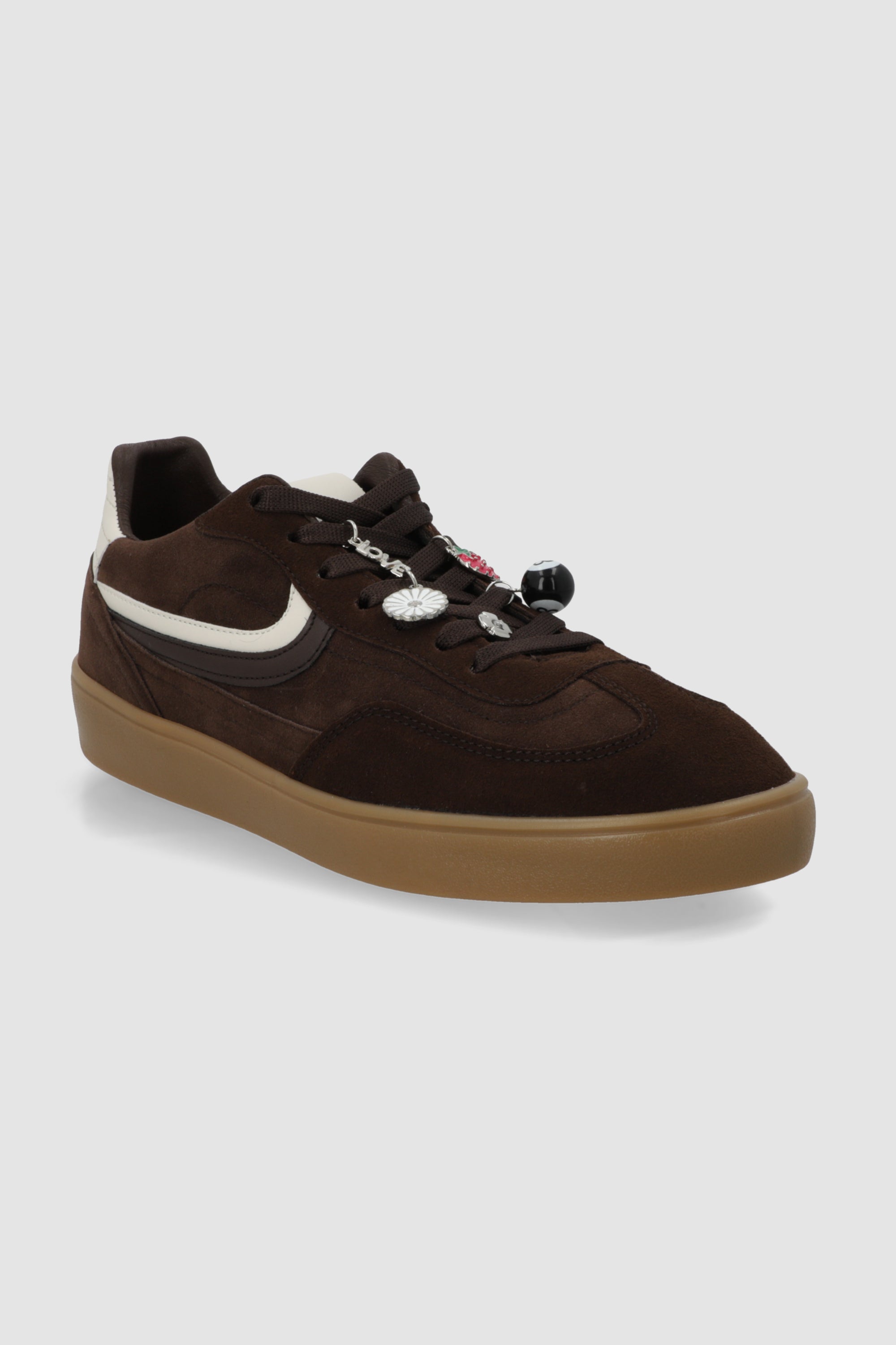Tenis linea gamucina charms CAFE
