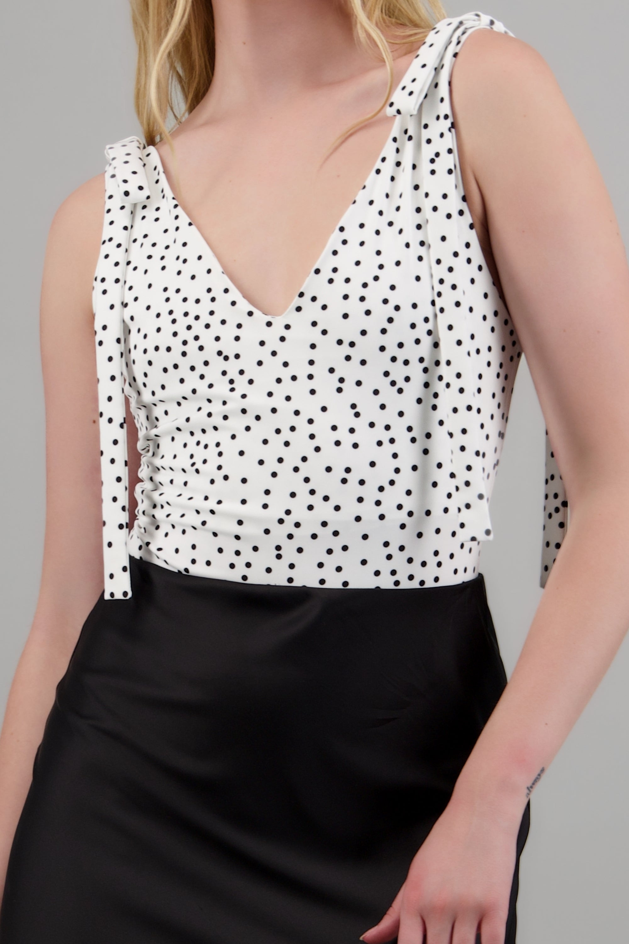 Bodysuit escote V detalle moños polka dots BLANCO COMBO