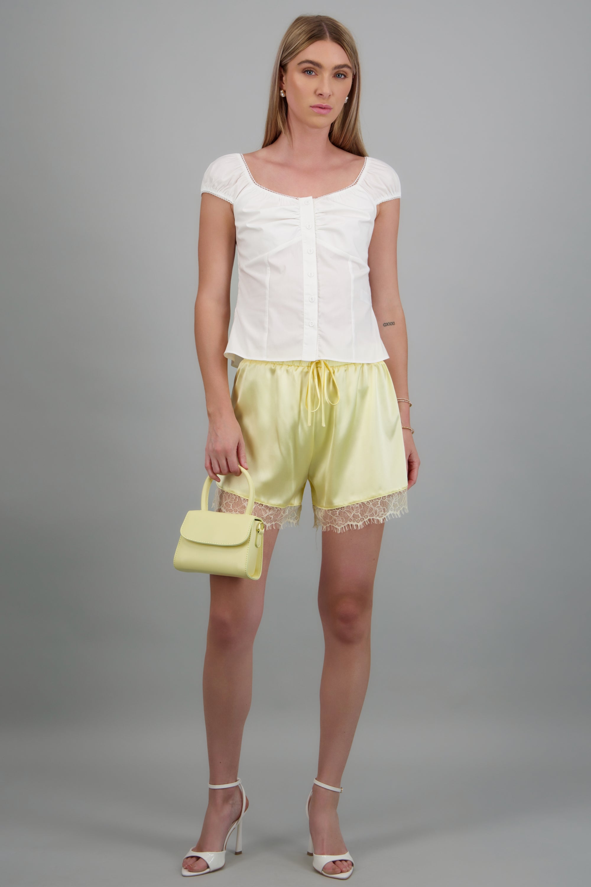 Shorts amplios satin detalle encaje AMARILLO PASTEL