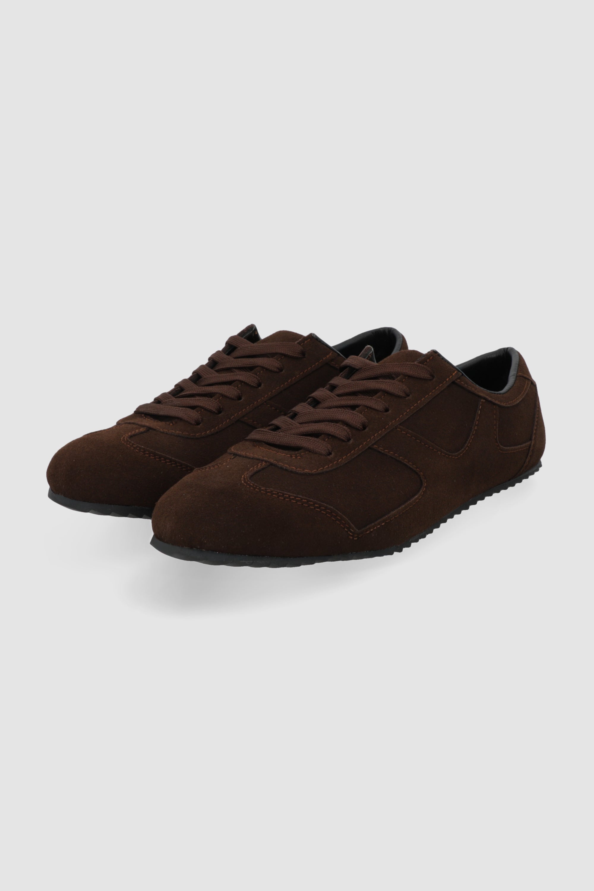 Tenis delgado monocromatico gamucina CAFE