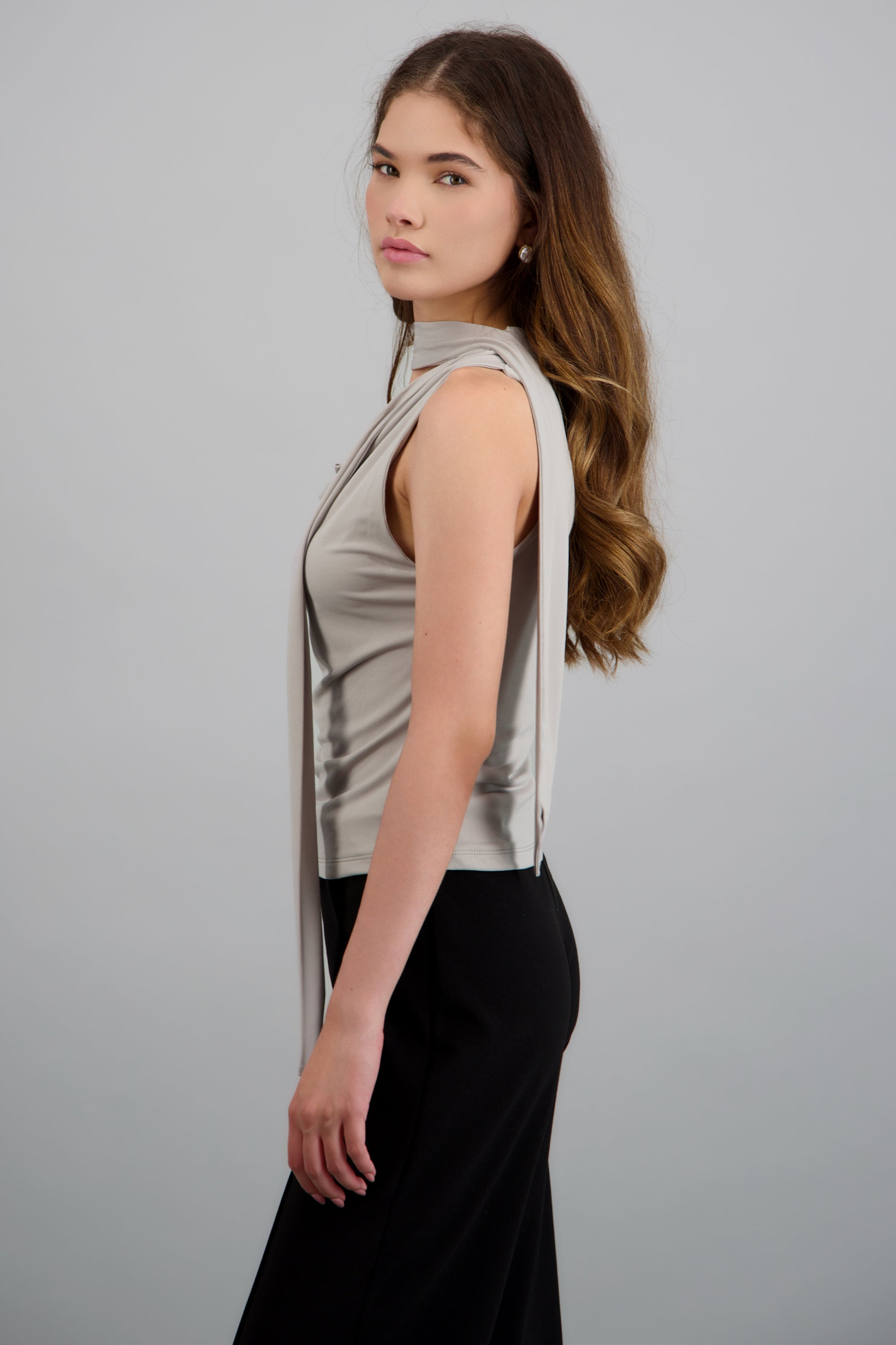 Top escote drapeado detalle bufanda GREIGE