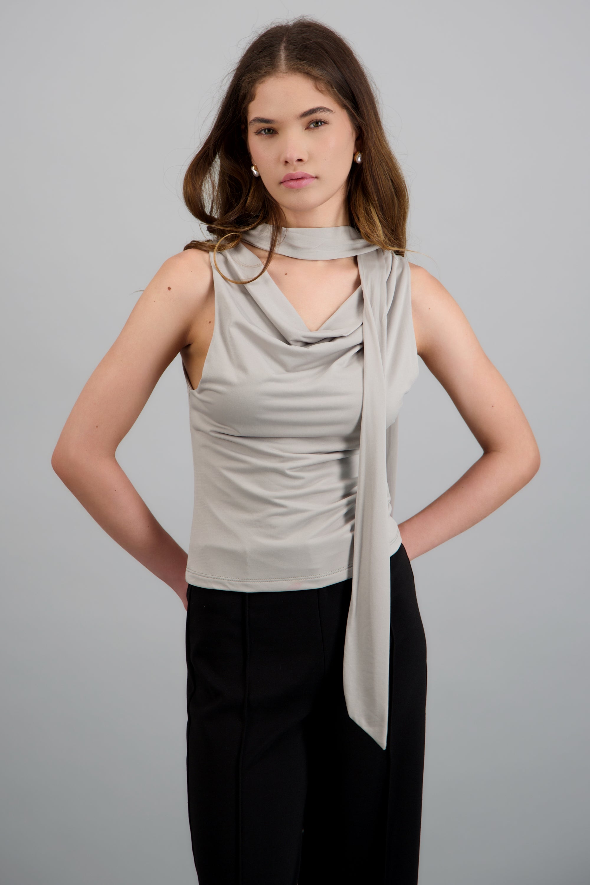 Top escote drapeado detalle bufanda GREIGE