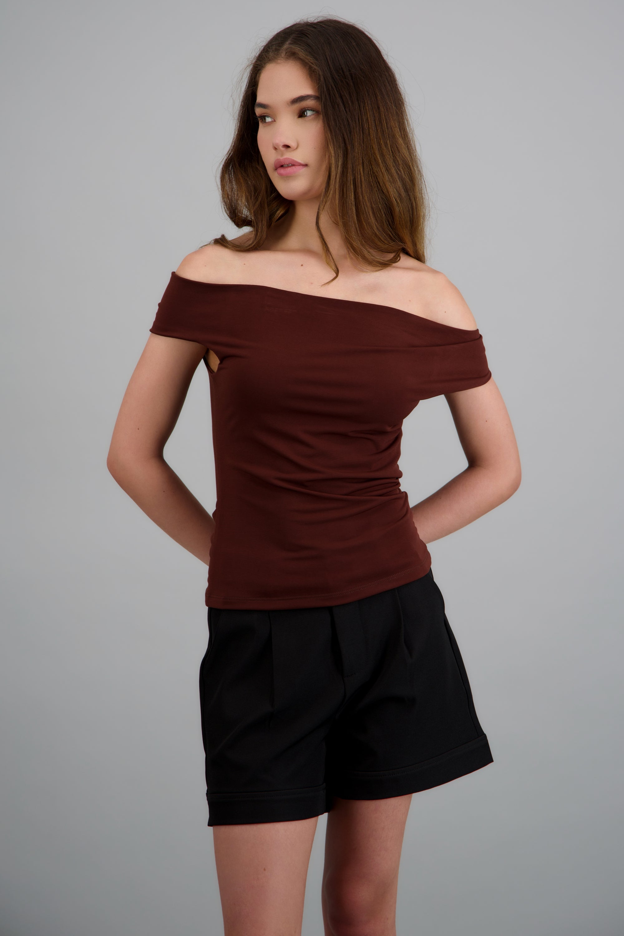 Topp off shoulder asimetrico CHOCOLATE