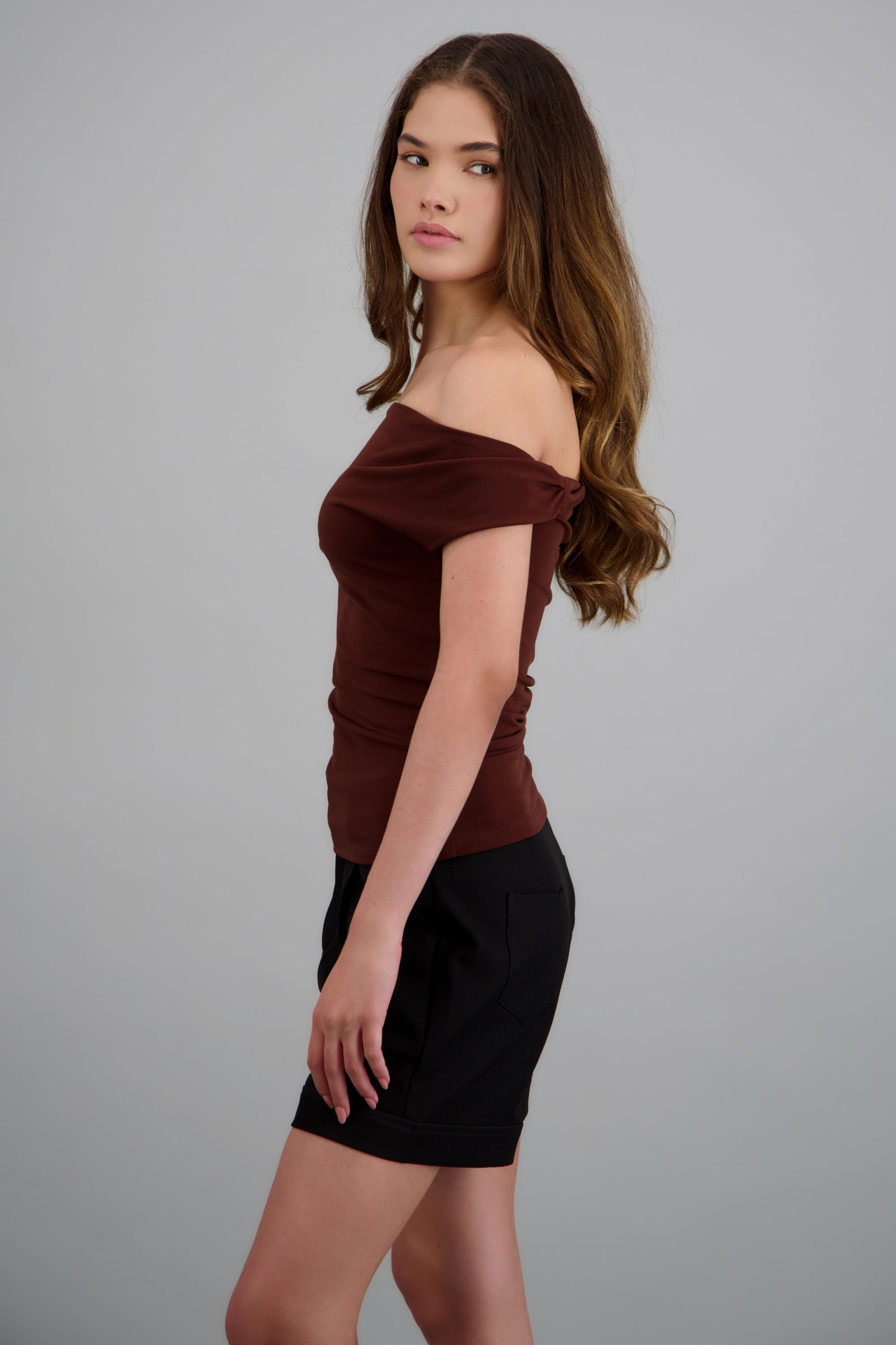 Topp off shoulder asimetrico CHOCOLATE