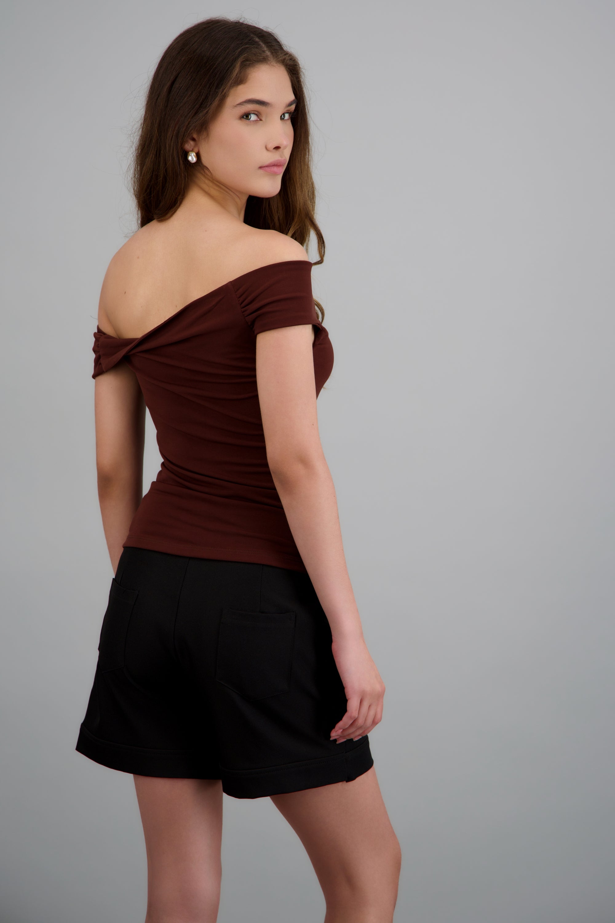 Topp off shoulder asimetrico CHOCOLATE