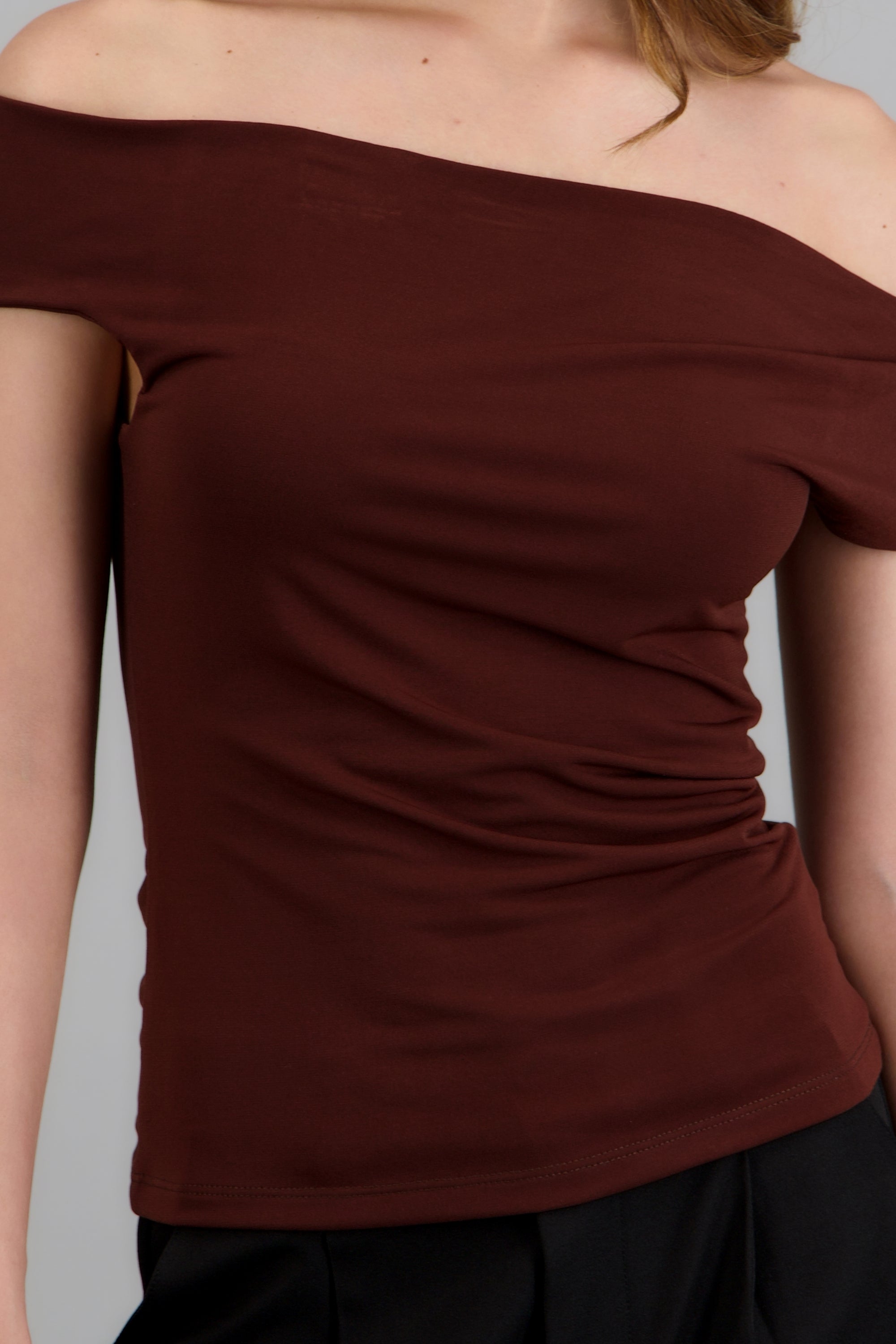 Topp off shoulder asimetrico CHOCOLATE
