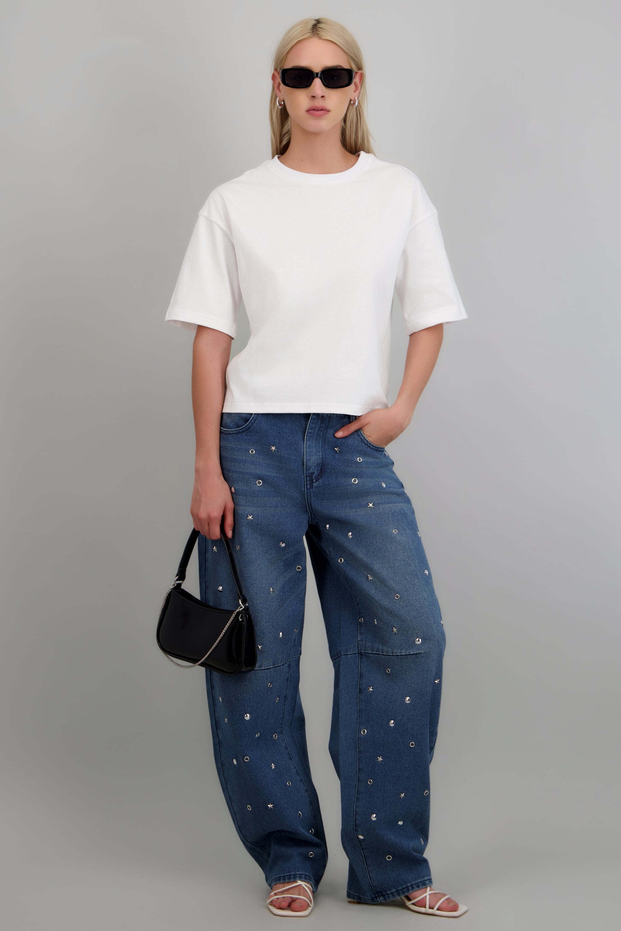 Jeans barrel con estoperoles metalicos