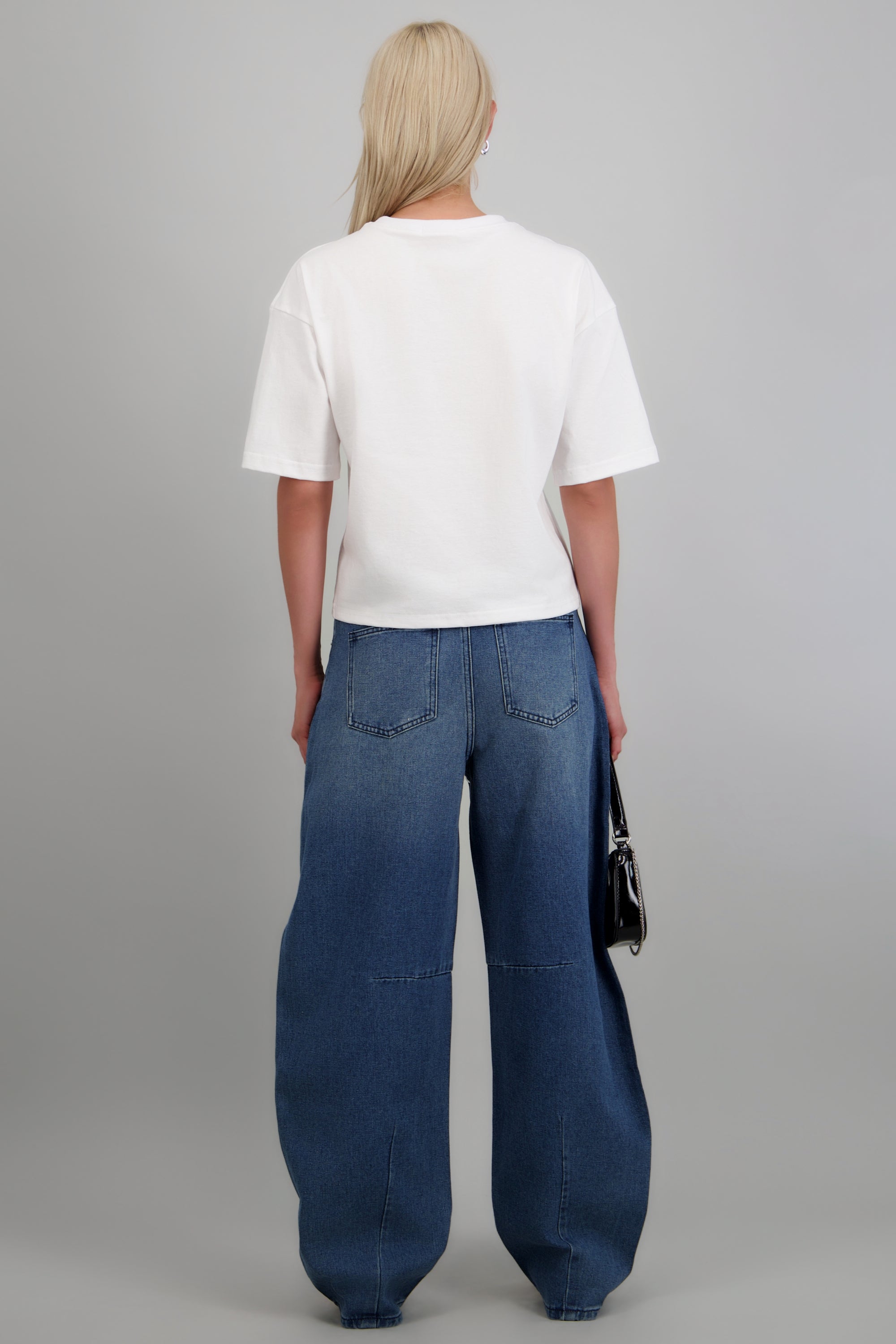 Jeans barrel con estoperoles metalicos