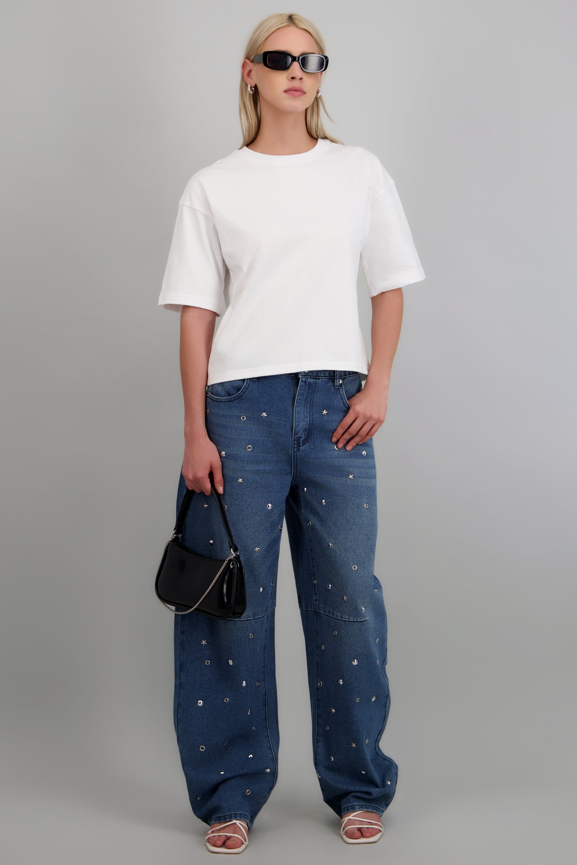 Jeans barrel con estoperoles metalicos