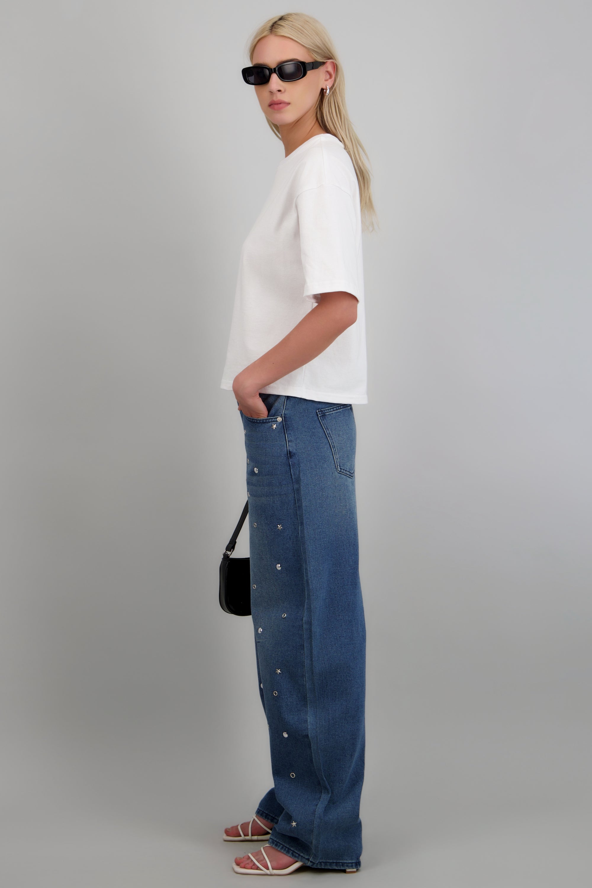 Jeans barrel con estoperoles metalicos