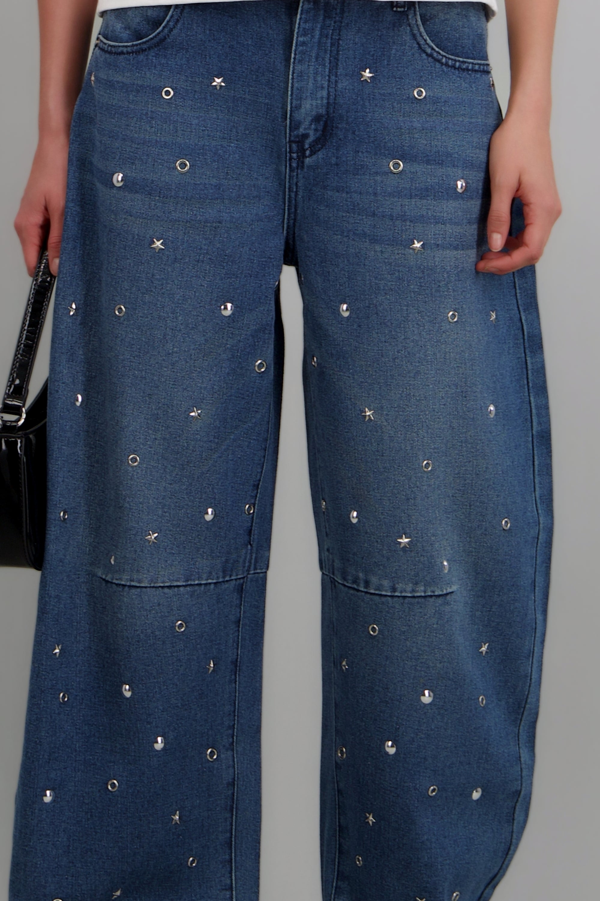 Jeans barrel con estoperoles metalicos