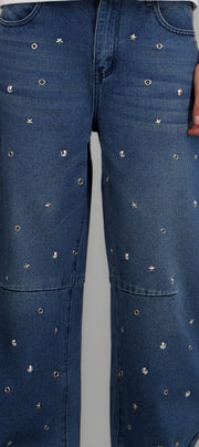 Jeans barrel con estoperoles metalicos
