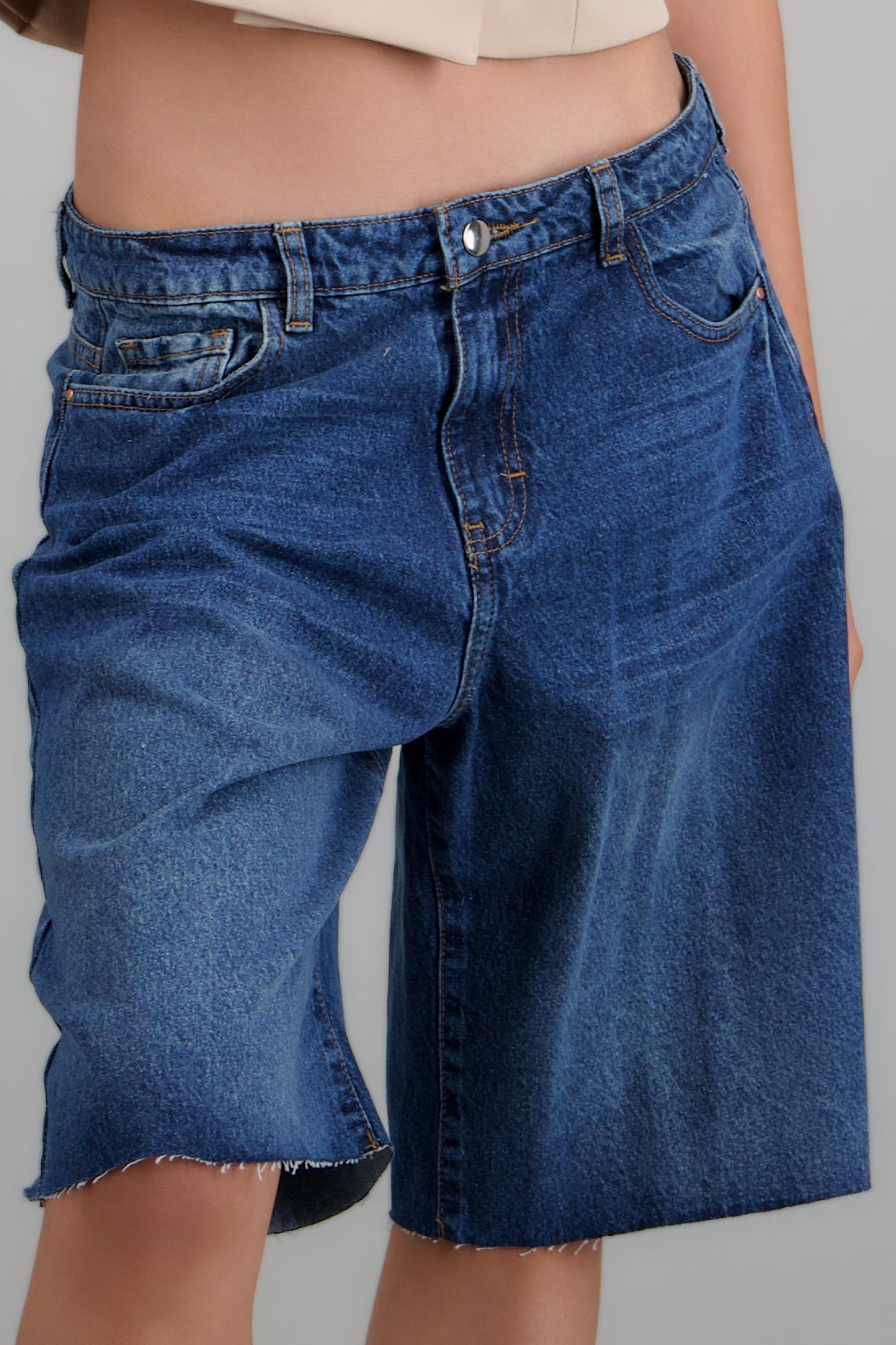 bermuda denim corte recto MEDIUM WASH