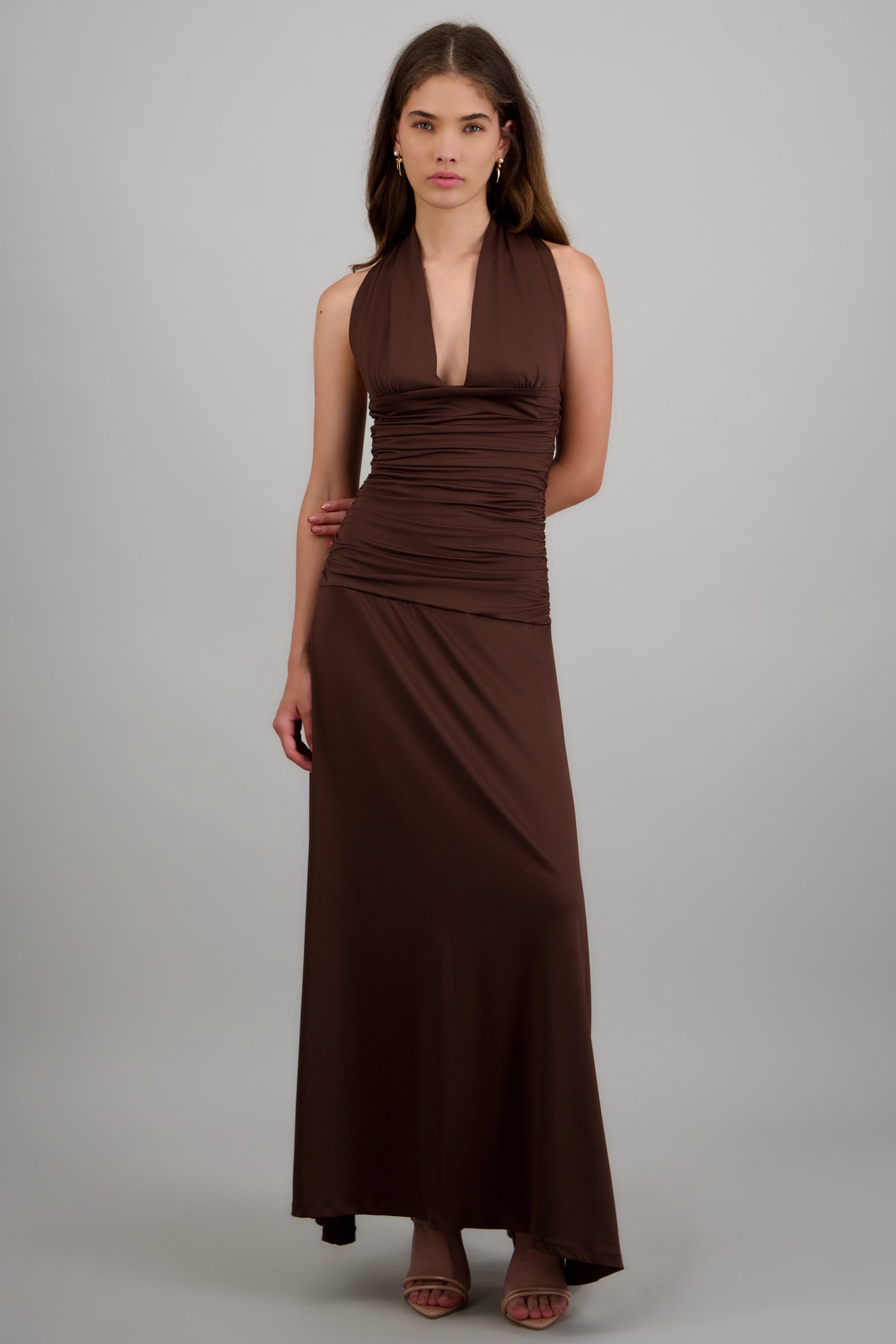 vestido maxi halter detalle drapeado CAFE