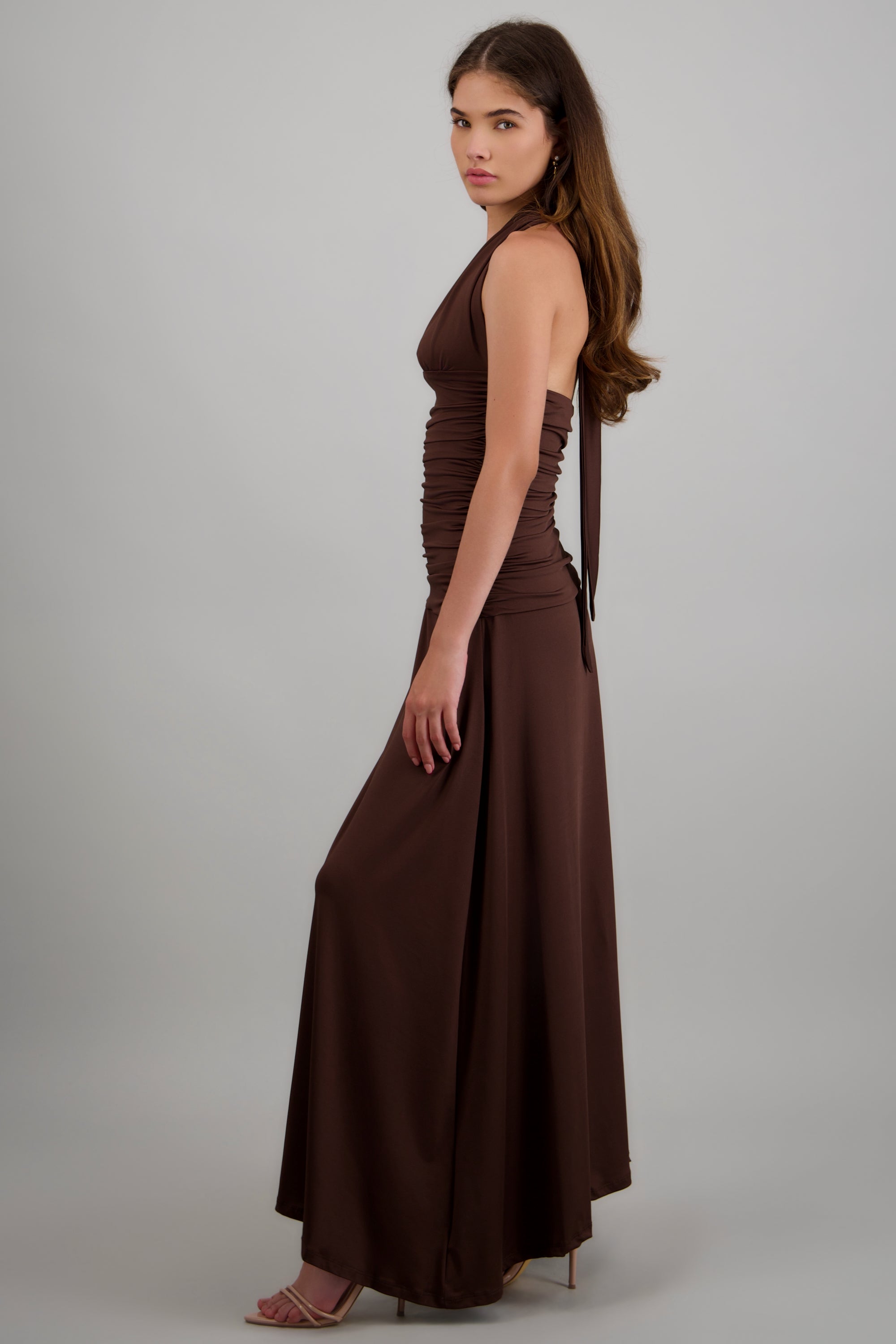 vestido maxi halter detalle drapeado CAFE