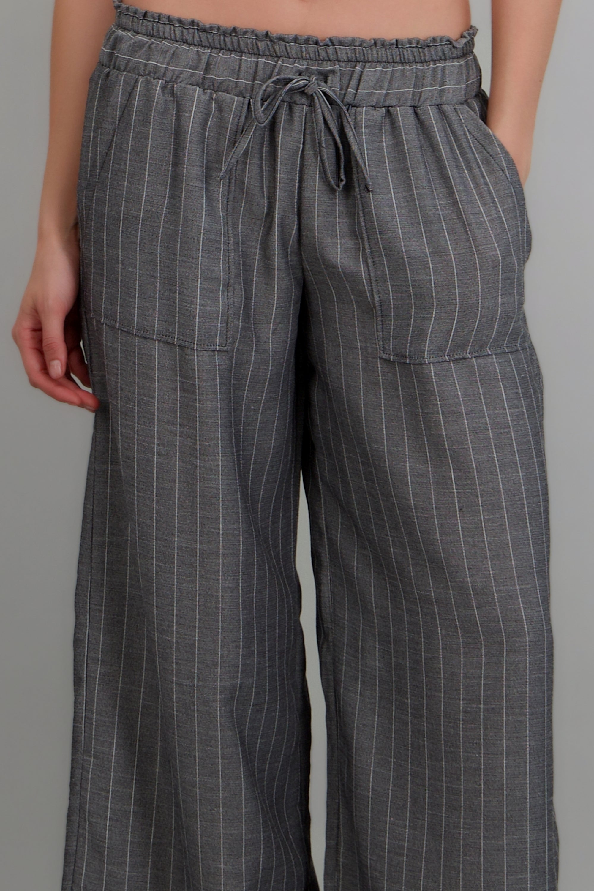 Pantalon lineas con bolsas NEGRO
