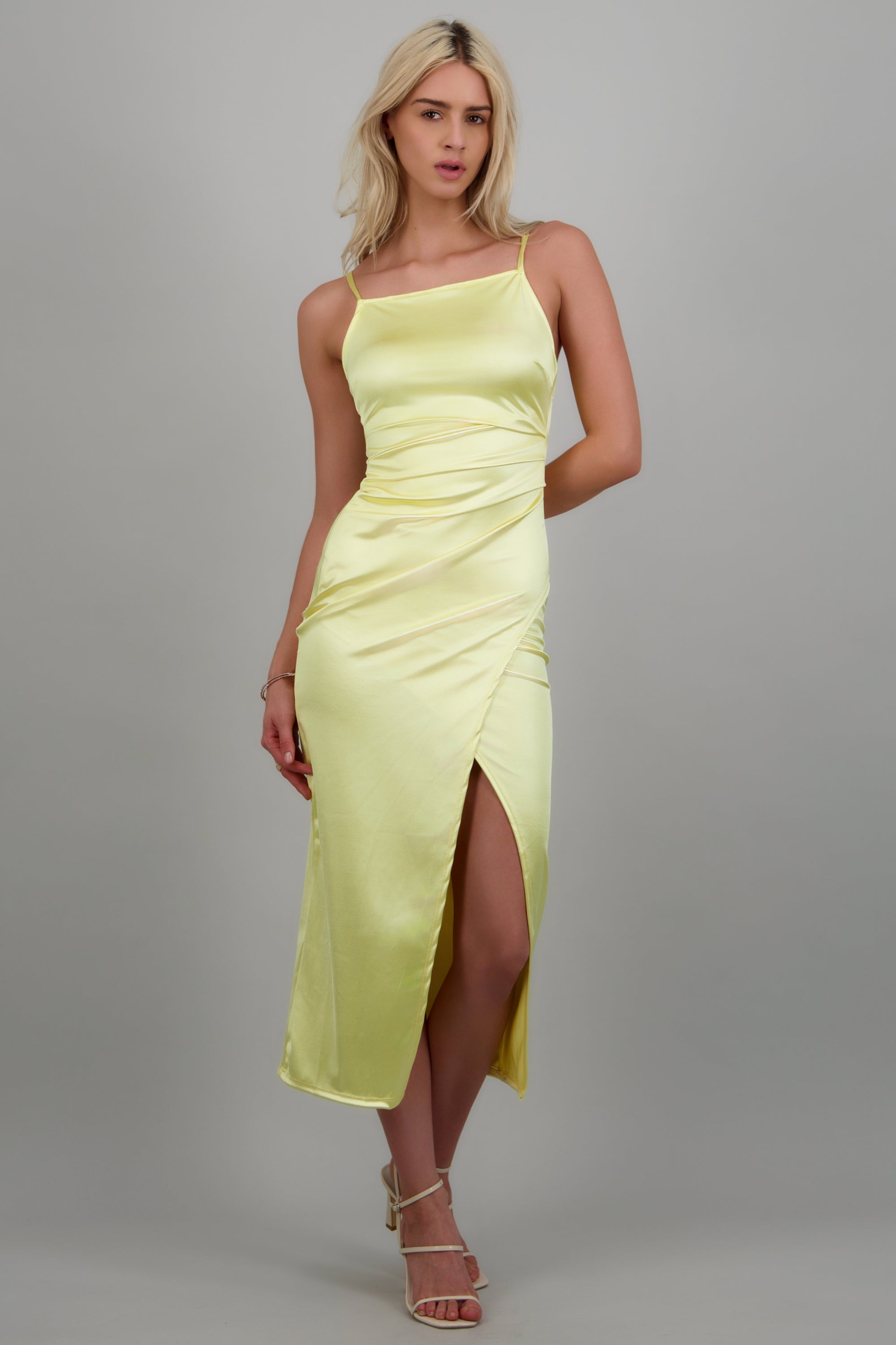 Vestido satinado escote recto AMARILLO PASTEL