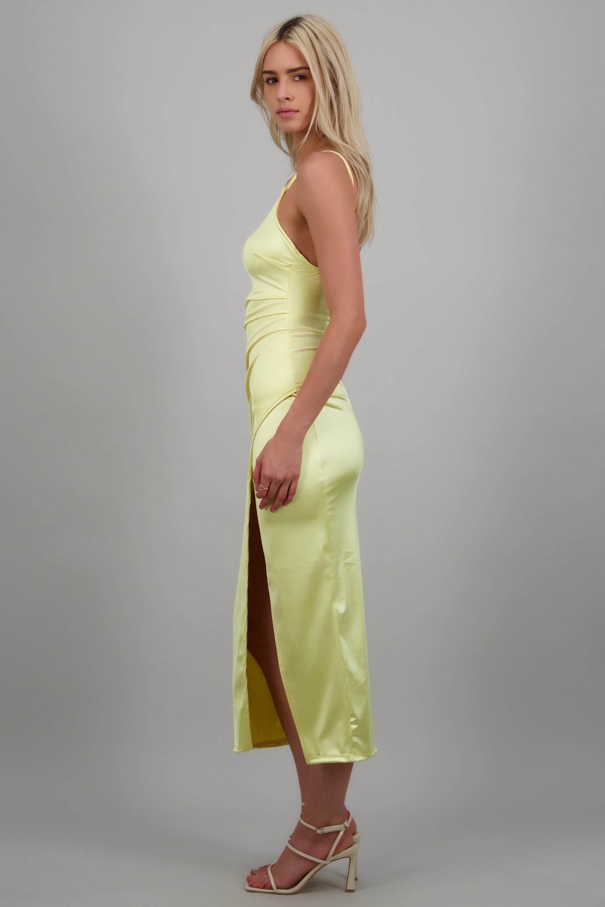 Vestido satinado escote recto AMARILLO PASTEL