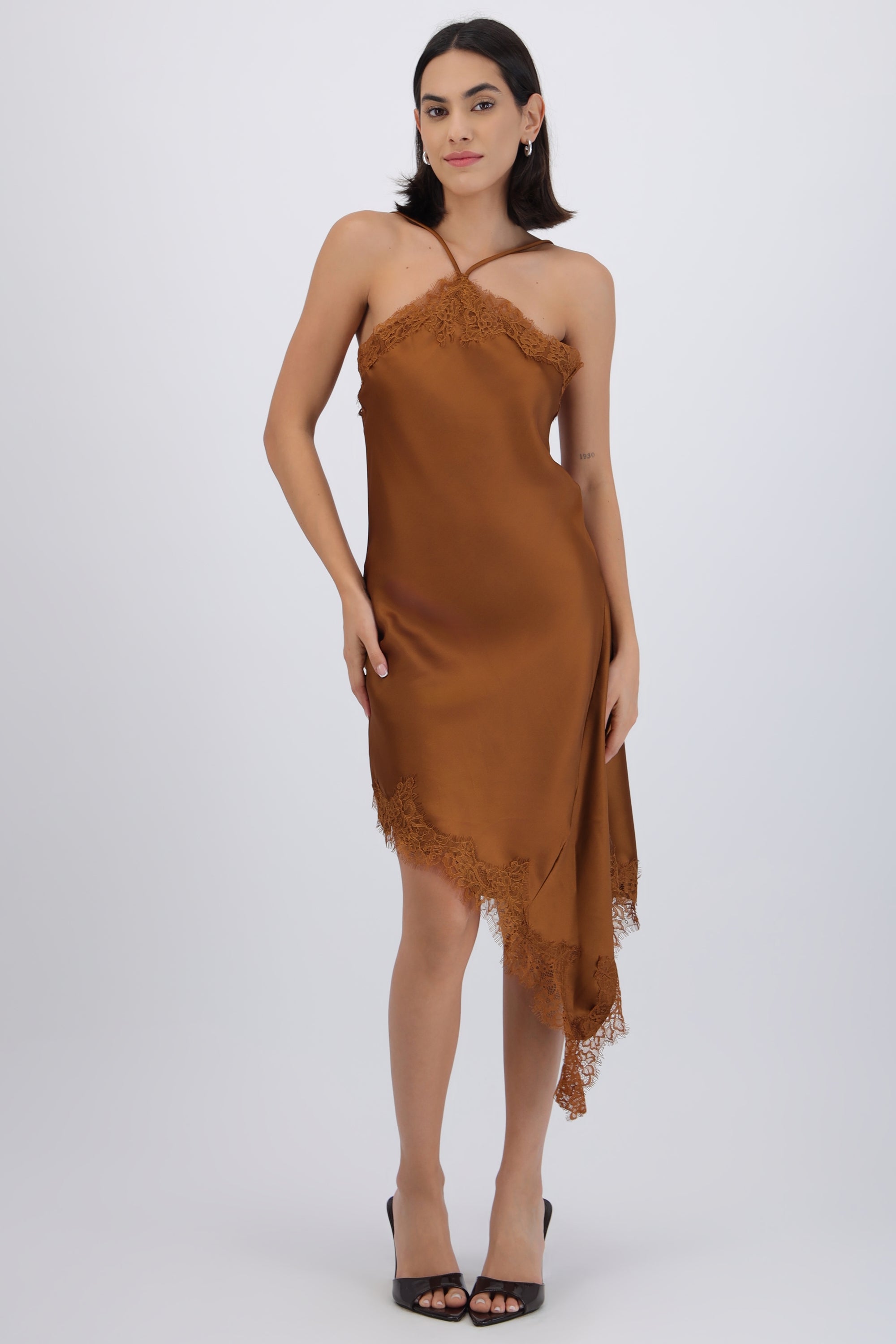 Vestido halter de satin con encaje