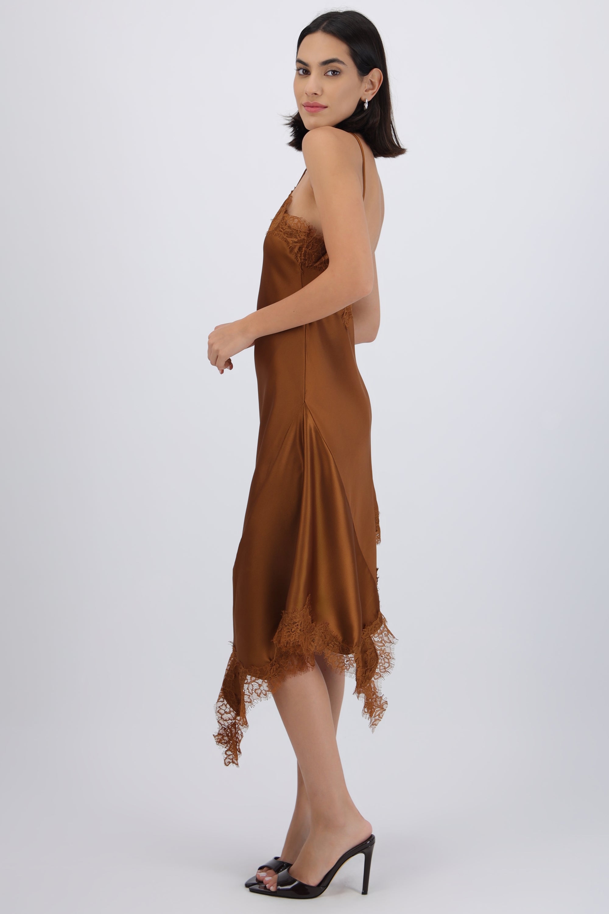 Vestido halter de satin con encaje
