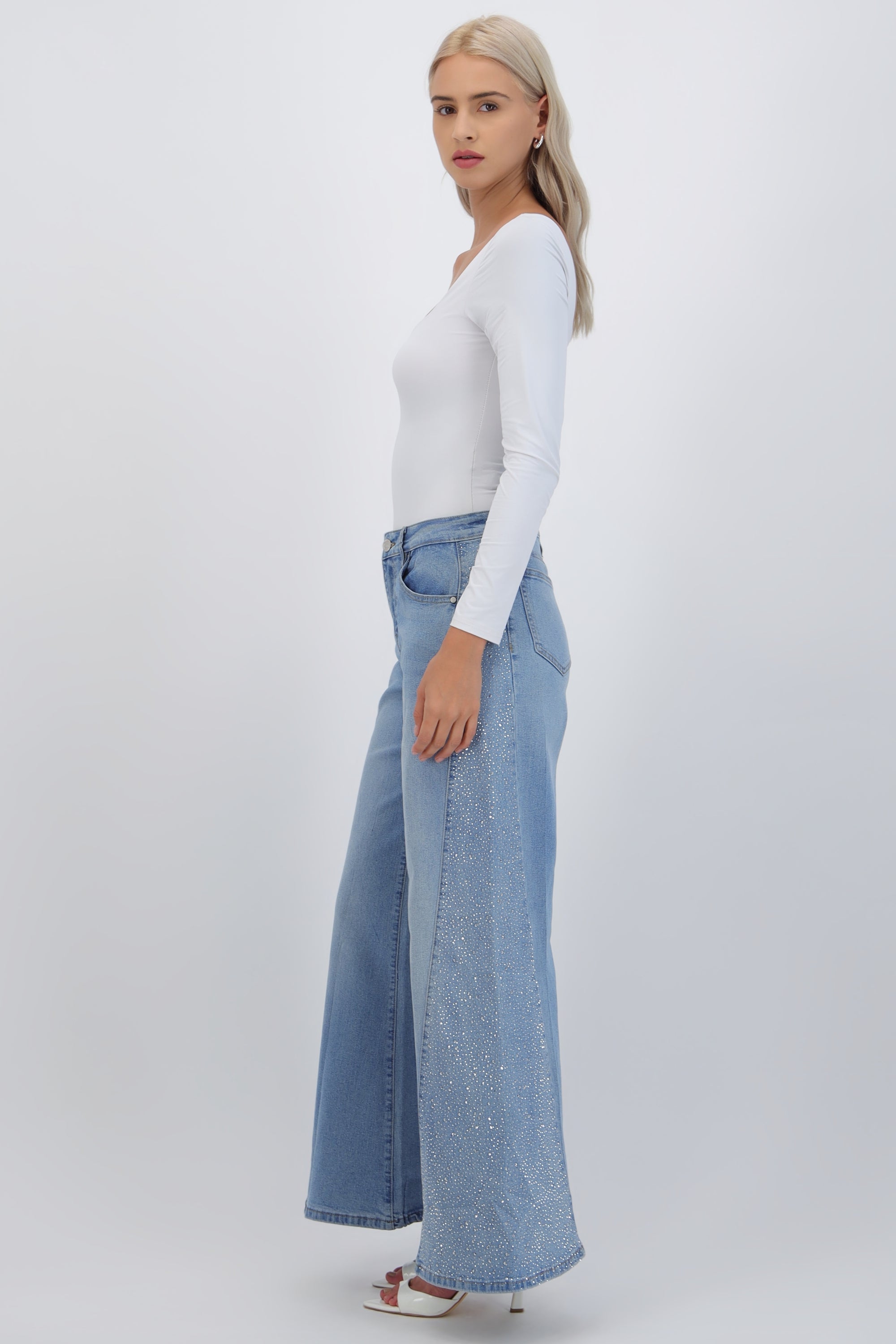 Jeans wide leg corte con brillos
