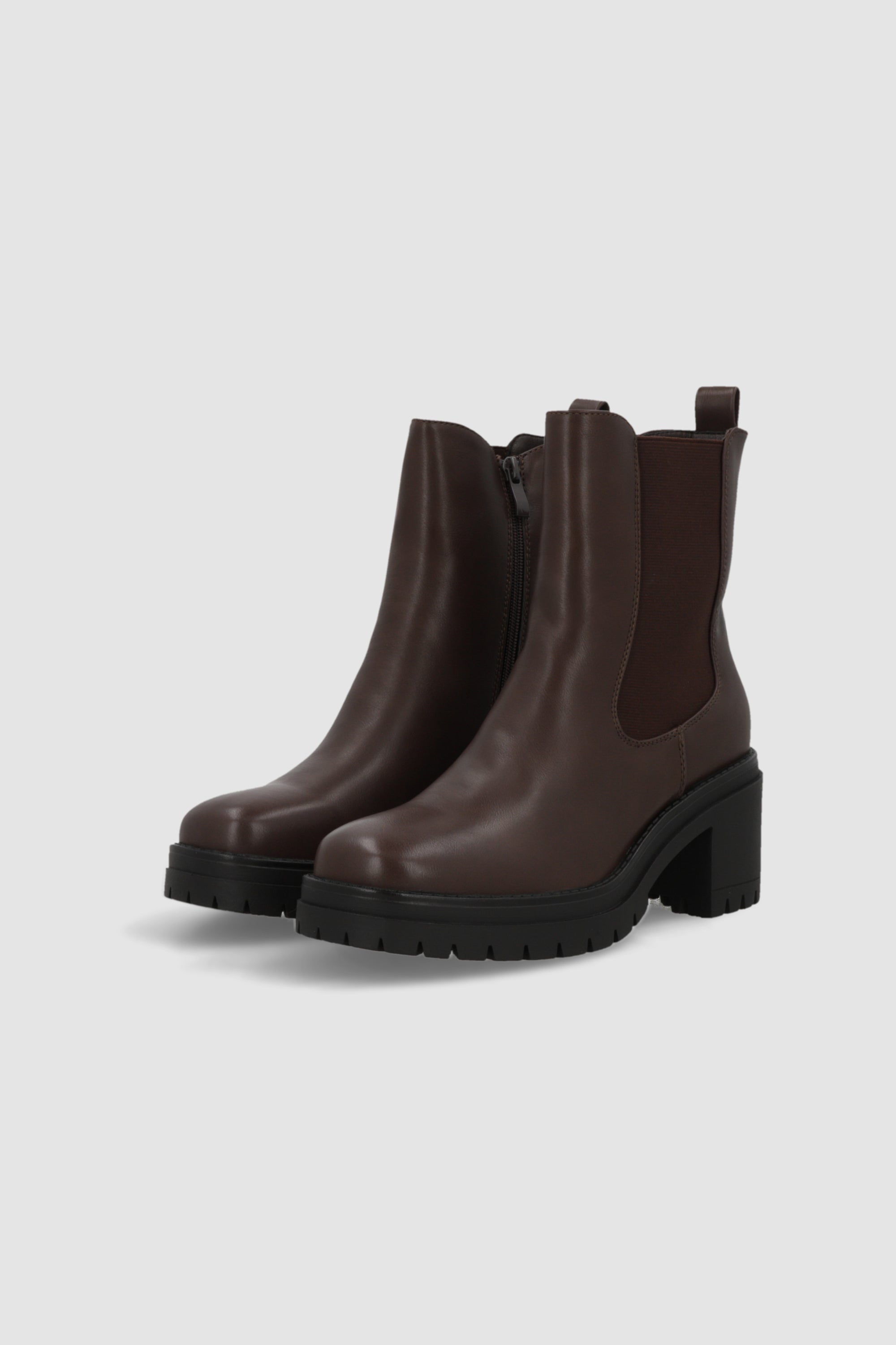 Botin chelsea sencillo tacon CAFE