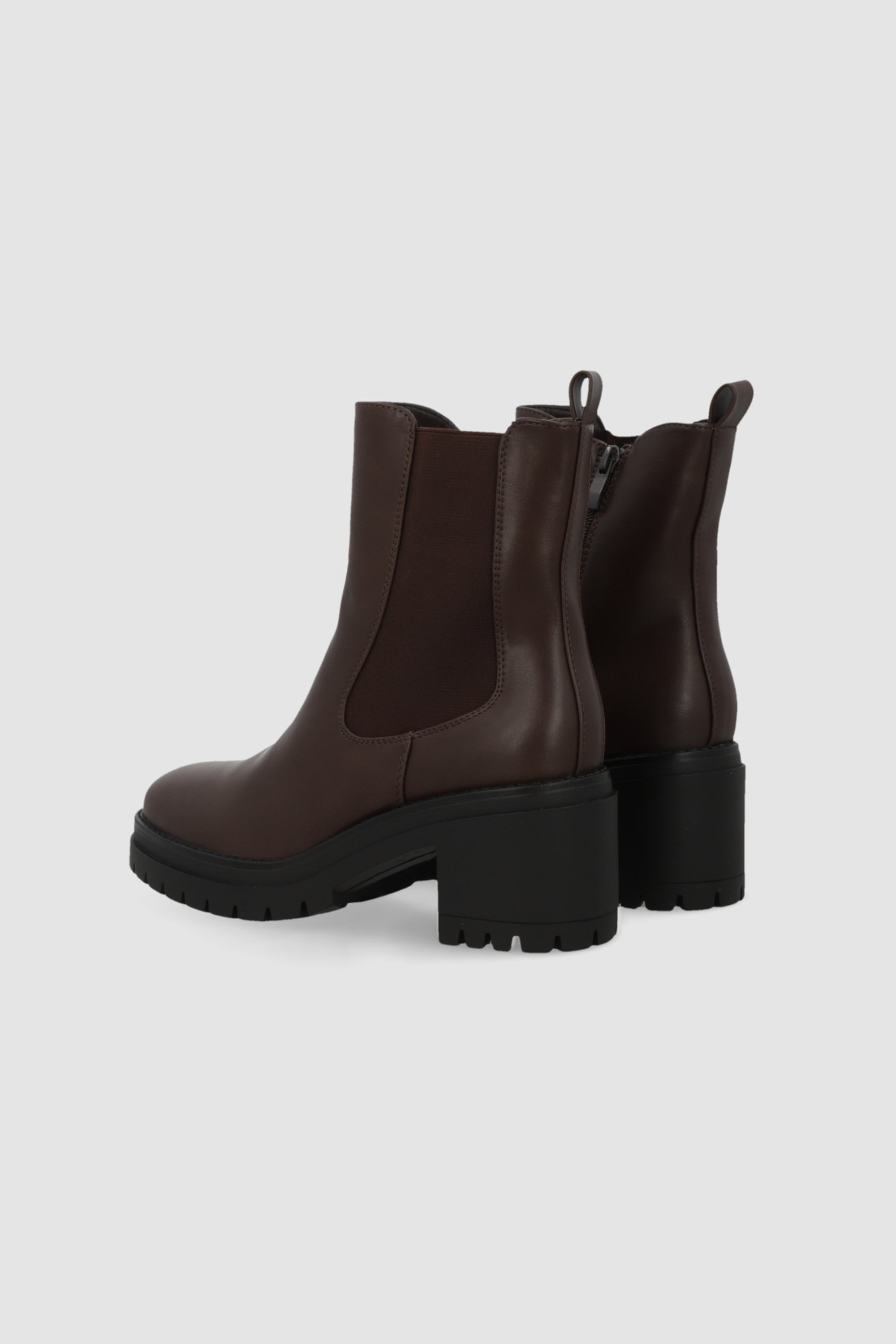 Botin chelsea sencillo tacon CAFE