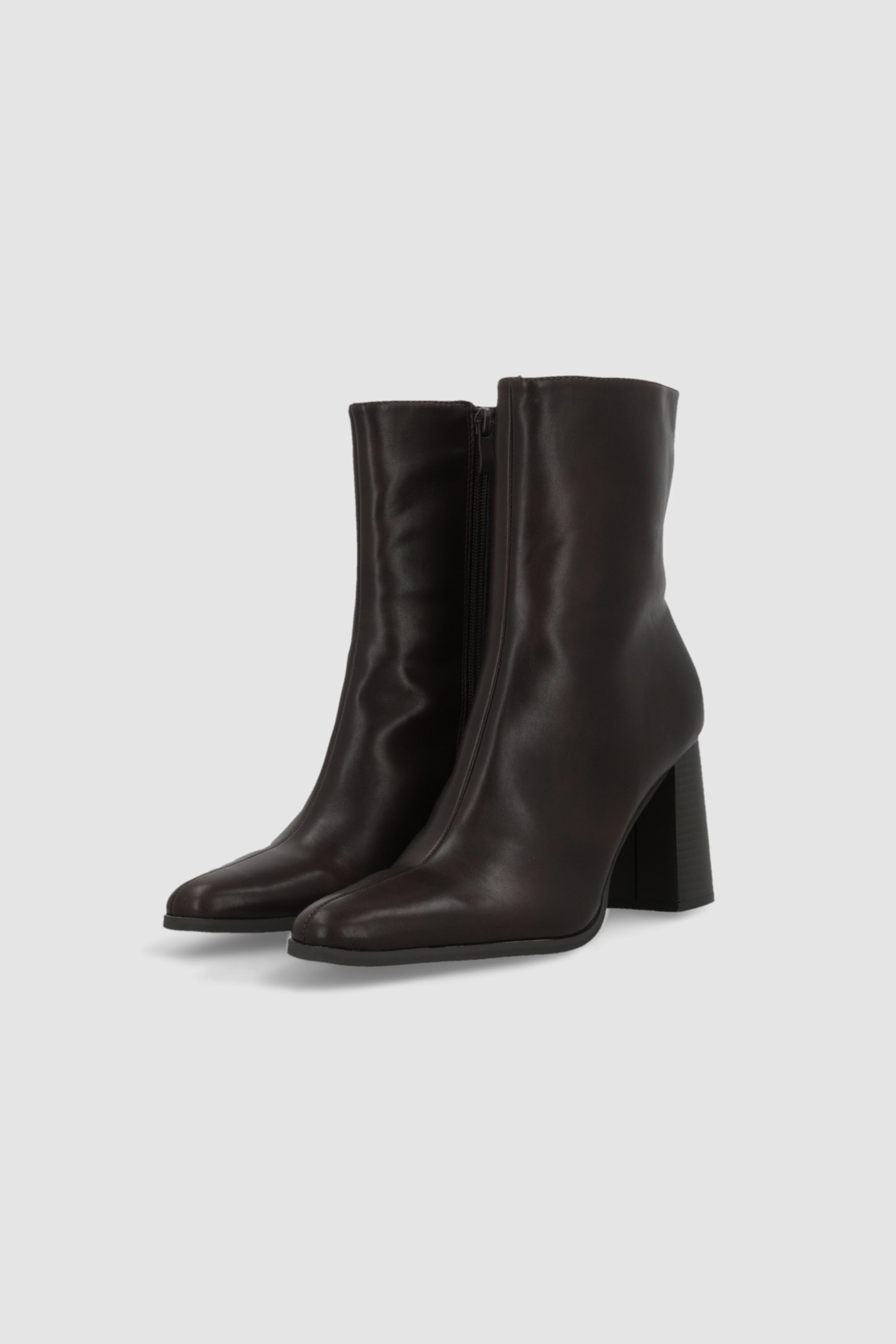 Botin sencillo tacon cuadrado CHOCOLATE